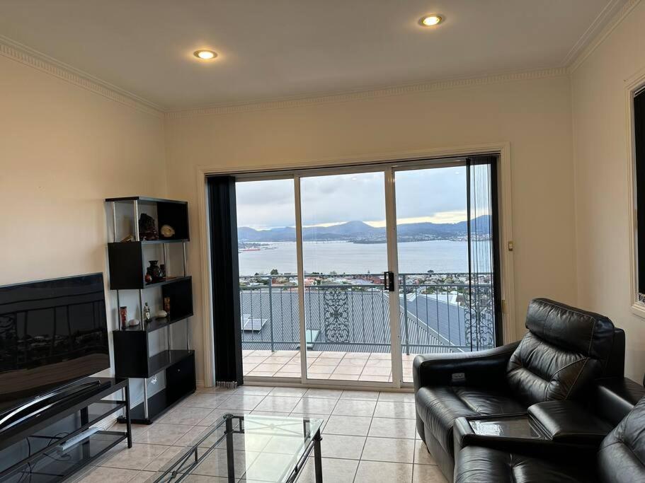 6-BR house in prime location with fantastic views