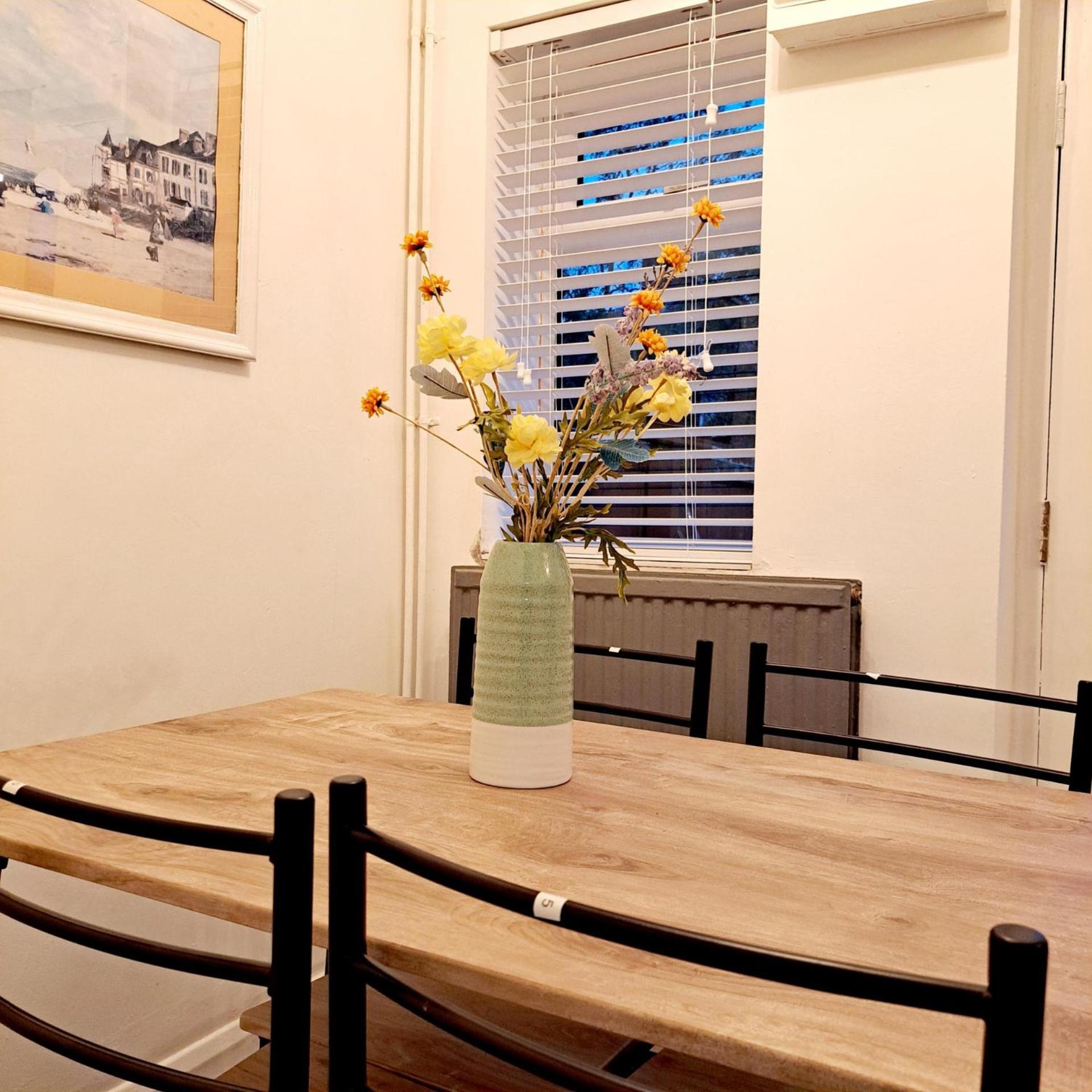 2 Bedroom House in Leeds - Sleeps 5 WiFi Parking