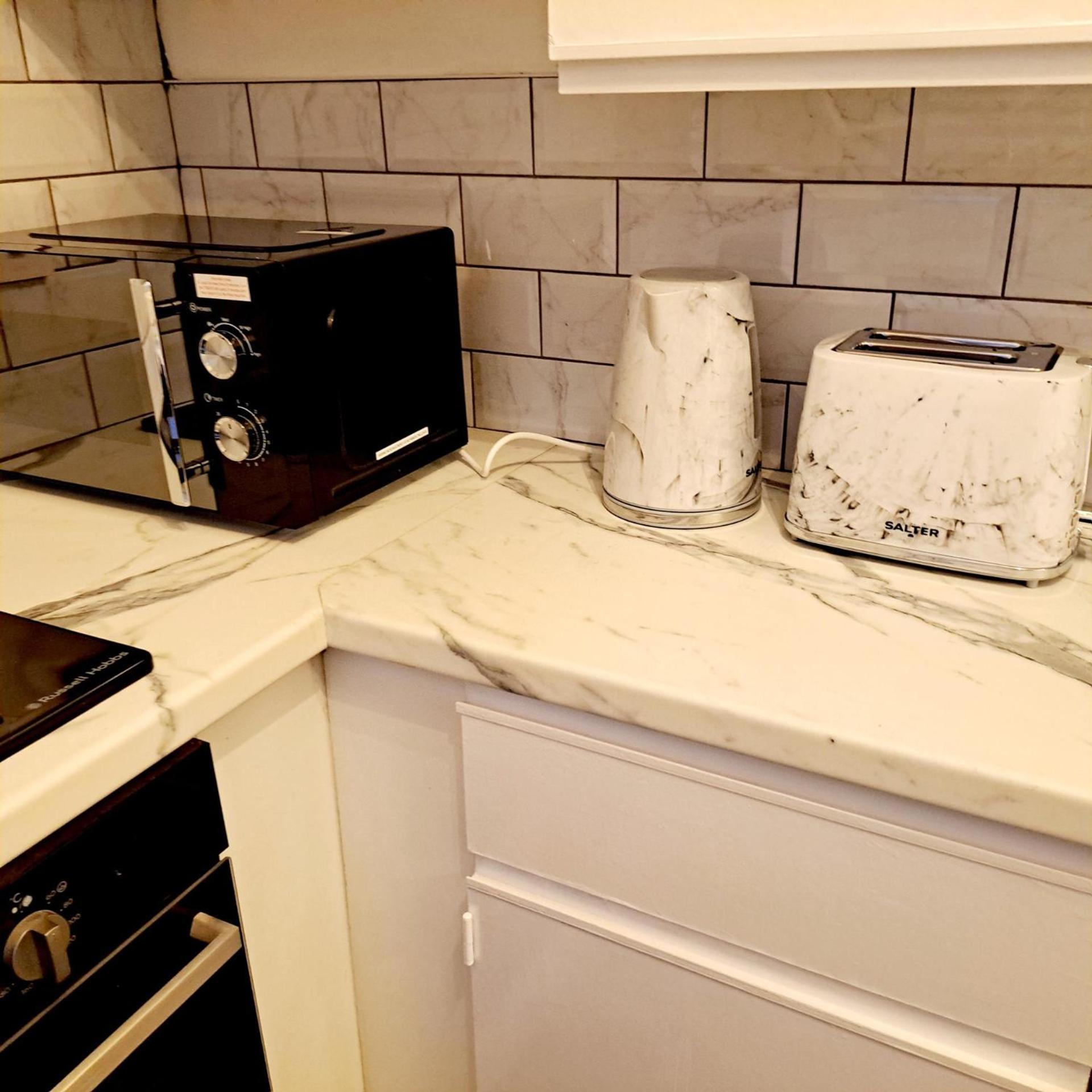 2 Bedroom House in Leeds - Sleeps 5 WiFi Parking