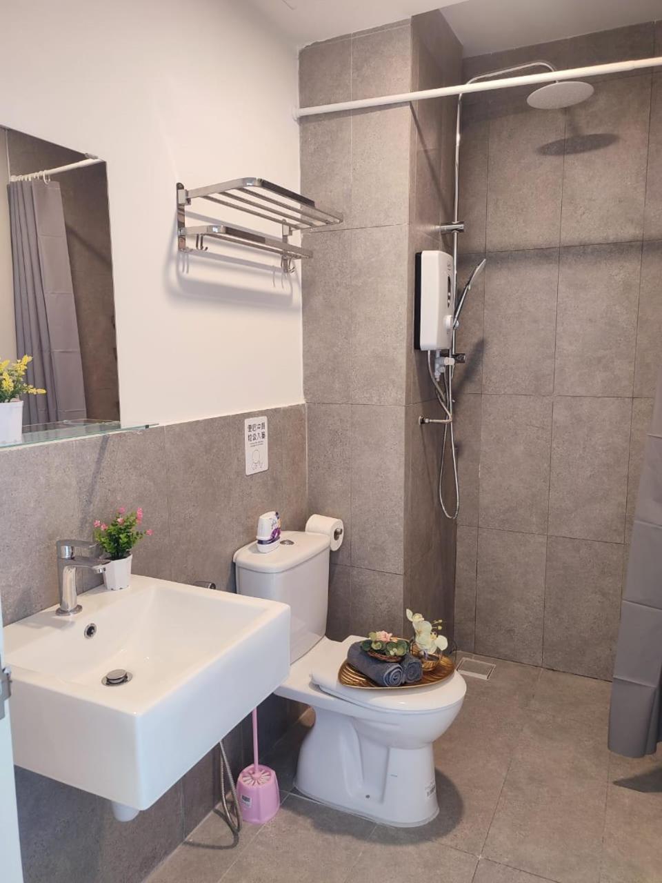 Kepong Premium 3R2B MRT Linked by Luvit Stay