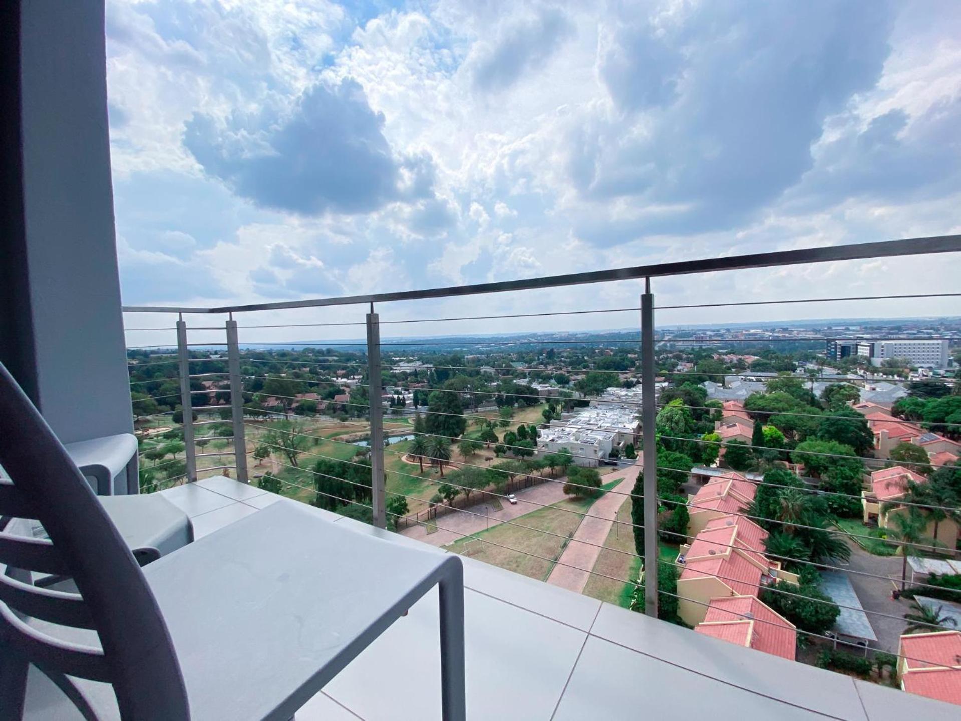 SandtonCity-Apartment-Sleeps2-Pool-Parking