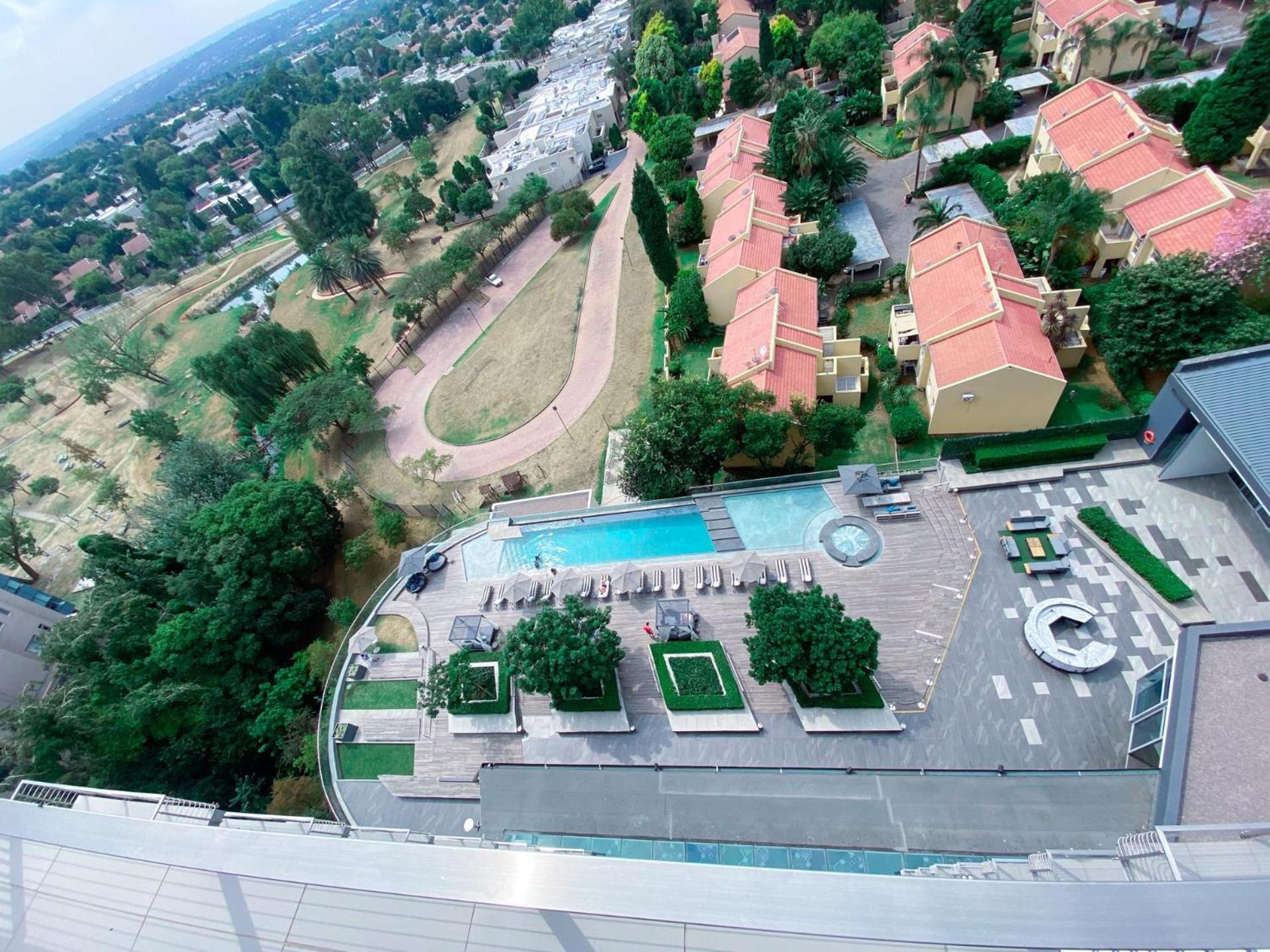 SandtonCity-Apartment-Sleeps2-Pool-Parking