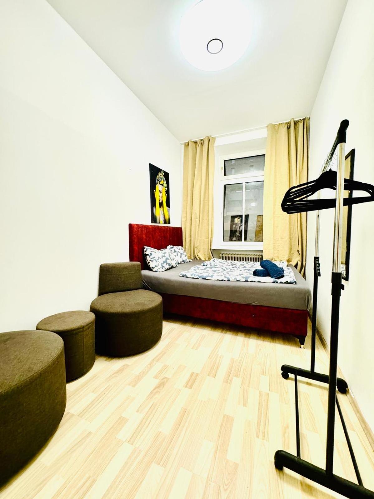 Private Rooms in 4BR Apartment Near FAC Platz, 10-Min Walk