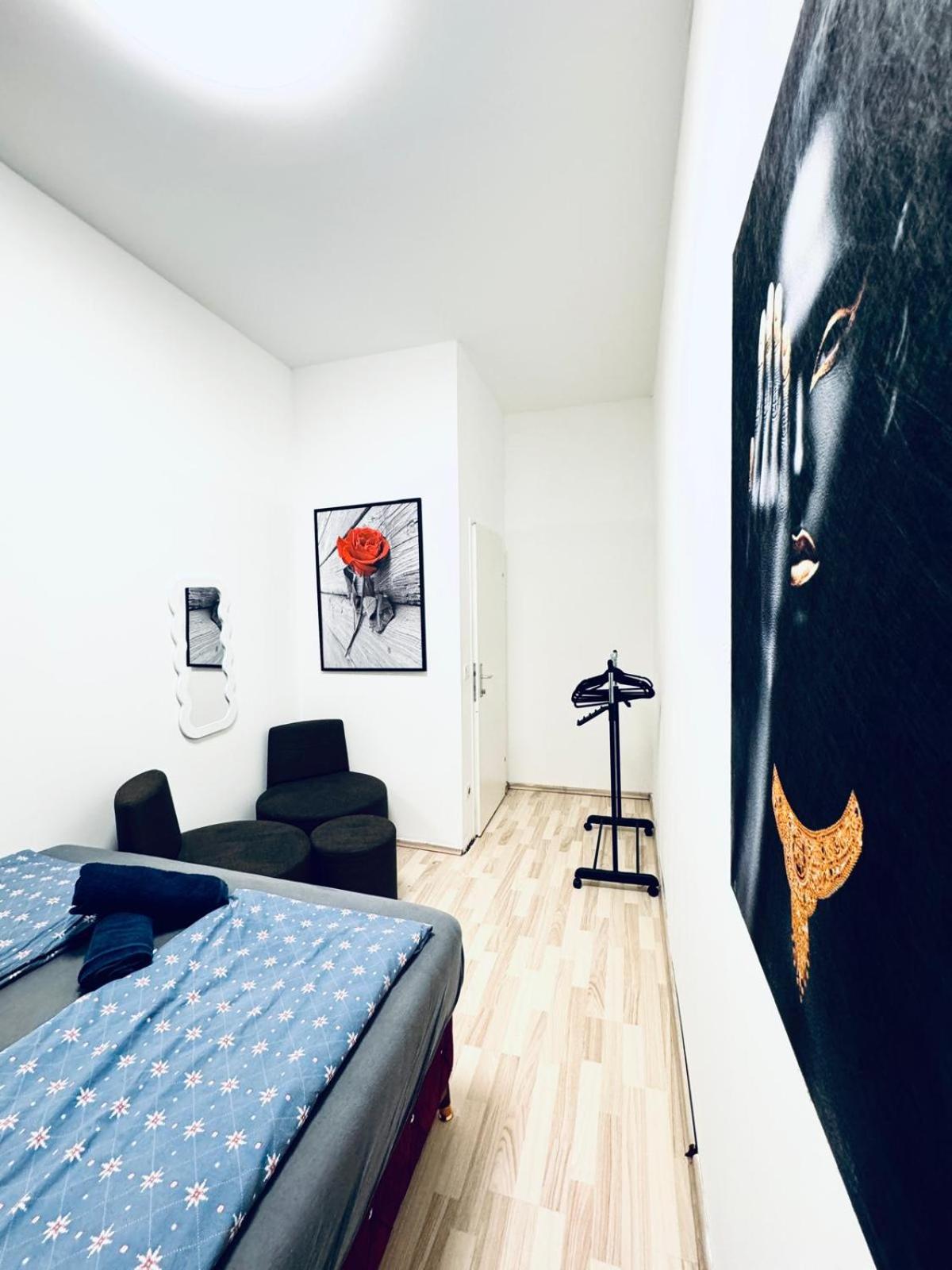 Private Rooms in 4BR Apartment Near FAC Platz, 10-Min Walk