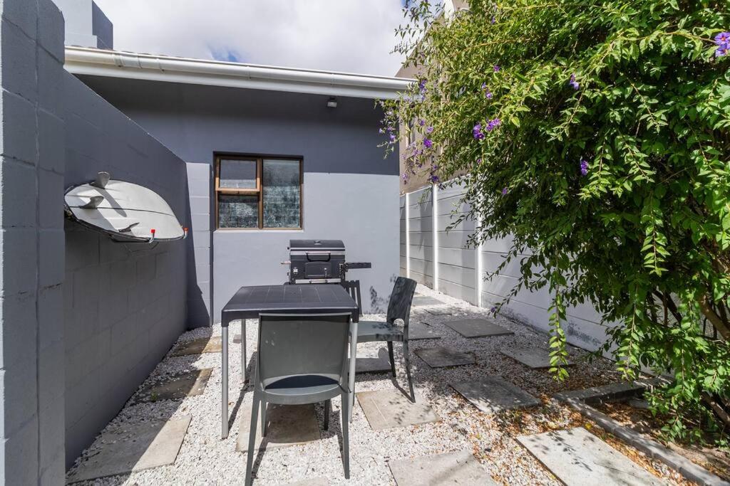 1Bed Flat, Braai, AC, Walking Distance from Blouberg Beachfront view 4