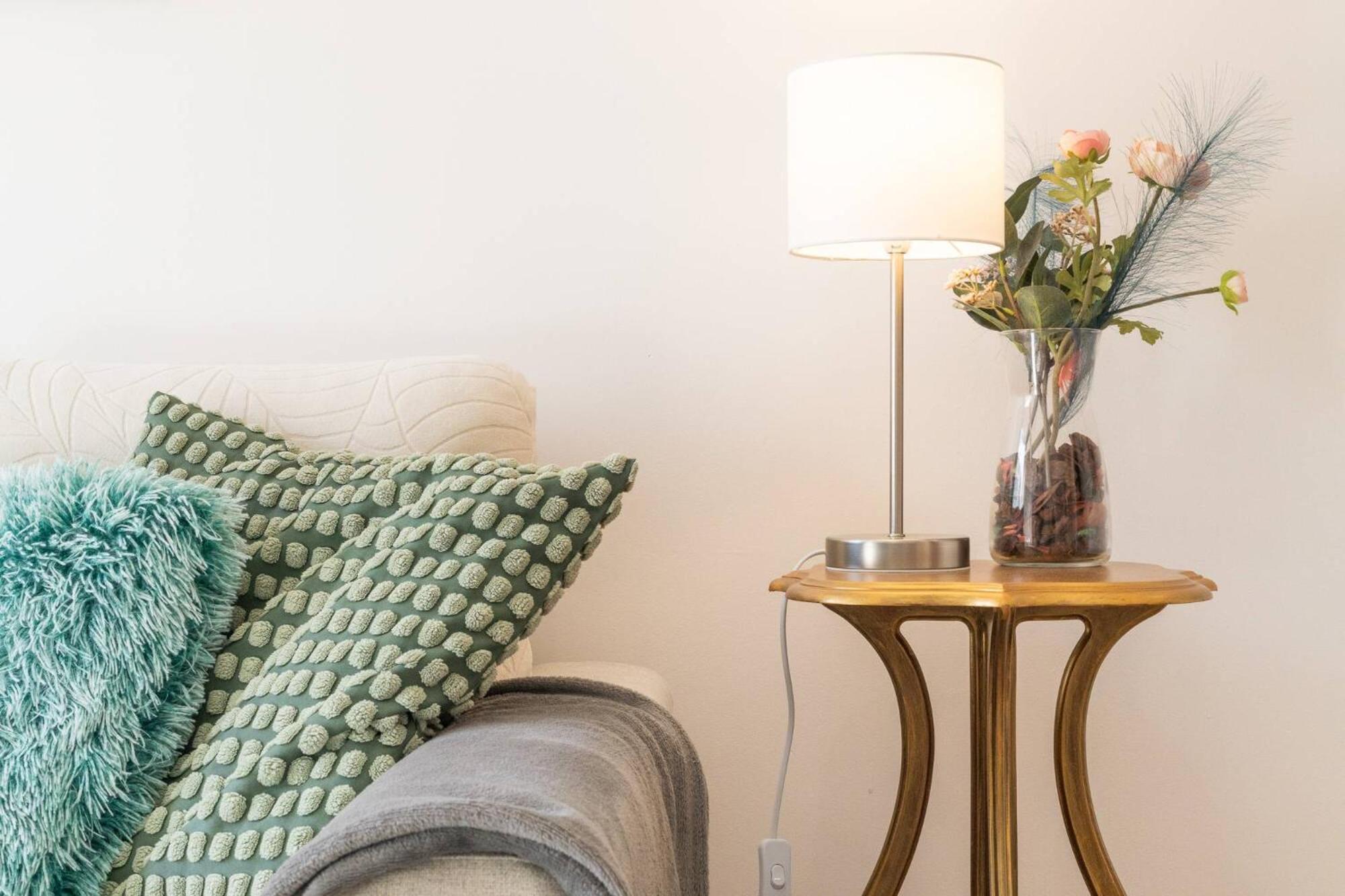 Bright 2 Bedroom Lisbon with AC Parking and Metro