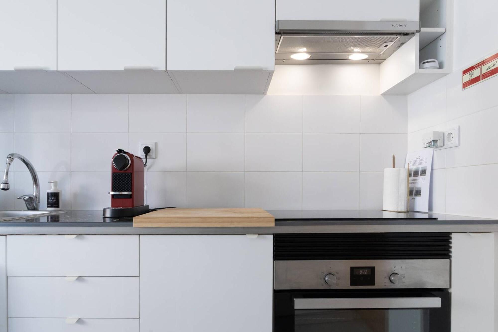 Bright 2 Bedroom Lisbon with AC Parking and Metro