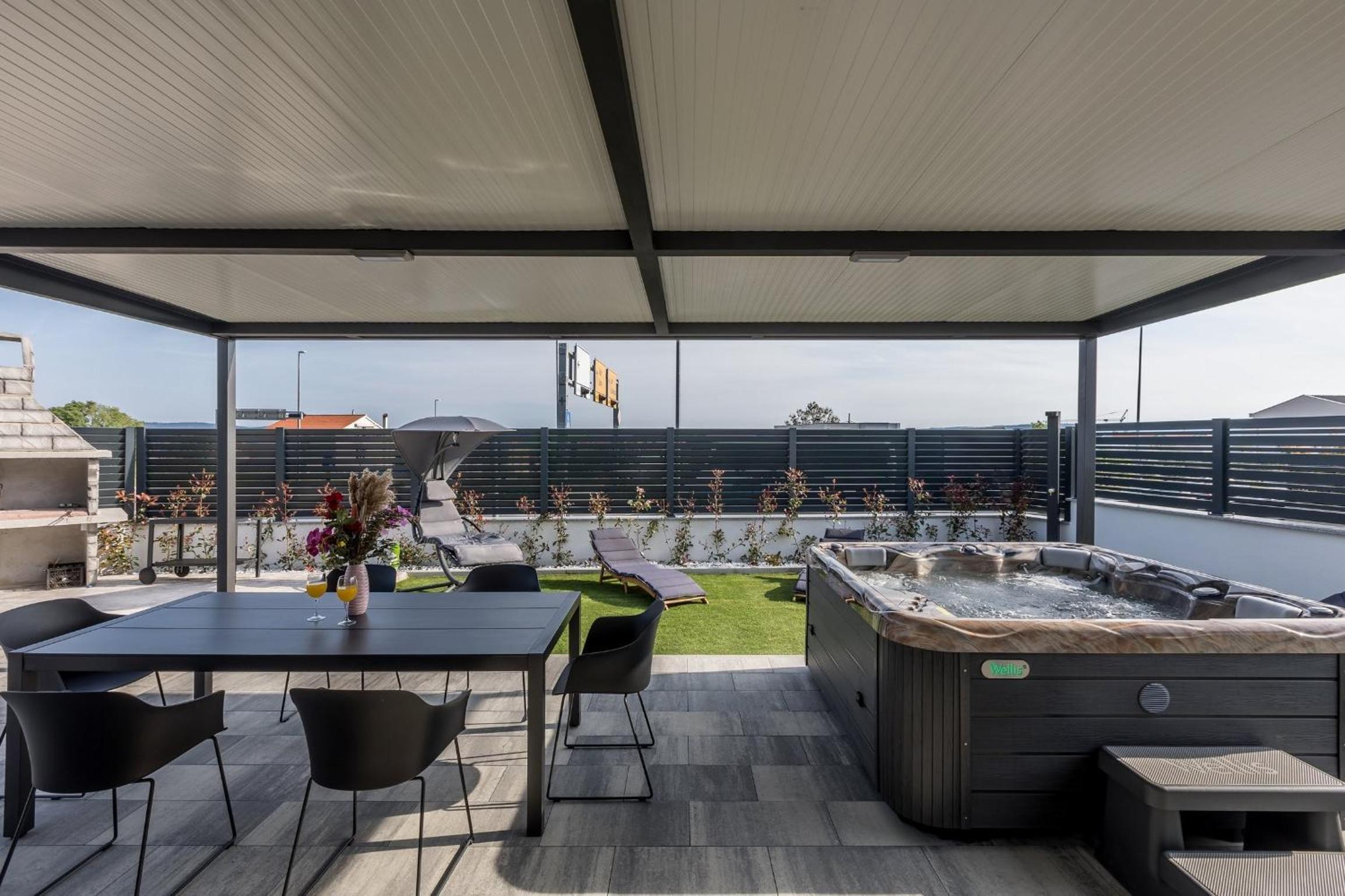 Scenic Kastel Luksic Apartments