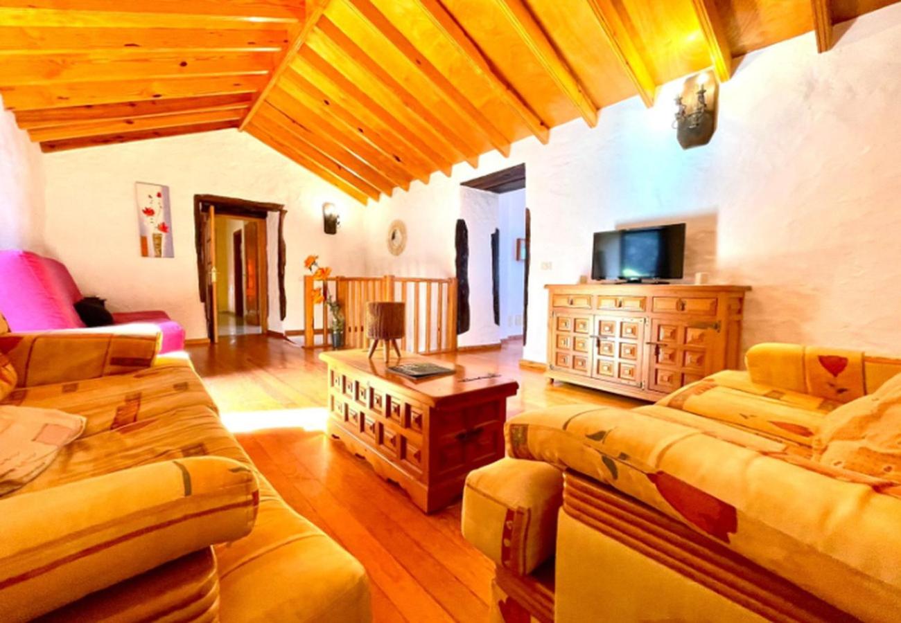 Estupenda Casa en el pueblo de Los Llanillos view 2