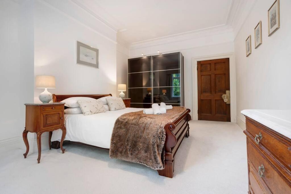 Richmond Place - Apartment in Private Mansion with Private Spa - Ridgestone