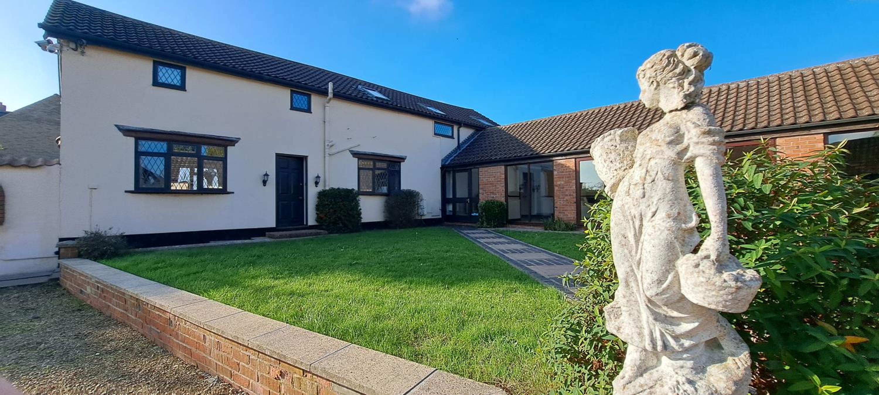 Massive 4 bed with countryside views in Peterborough