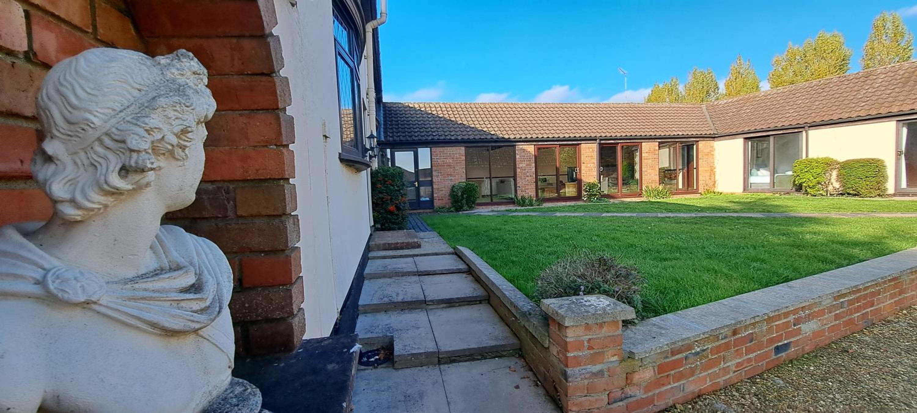 Massive 4 bed with countryside views in Peterborough
