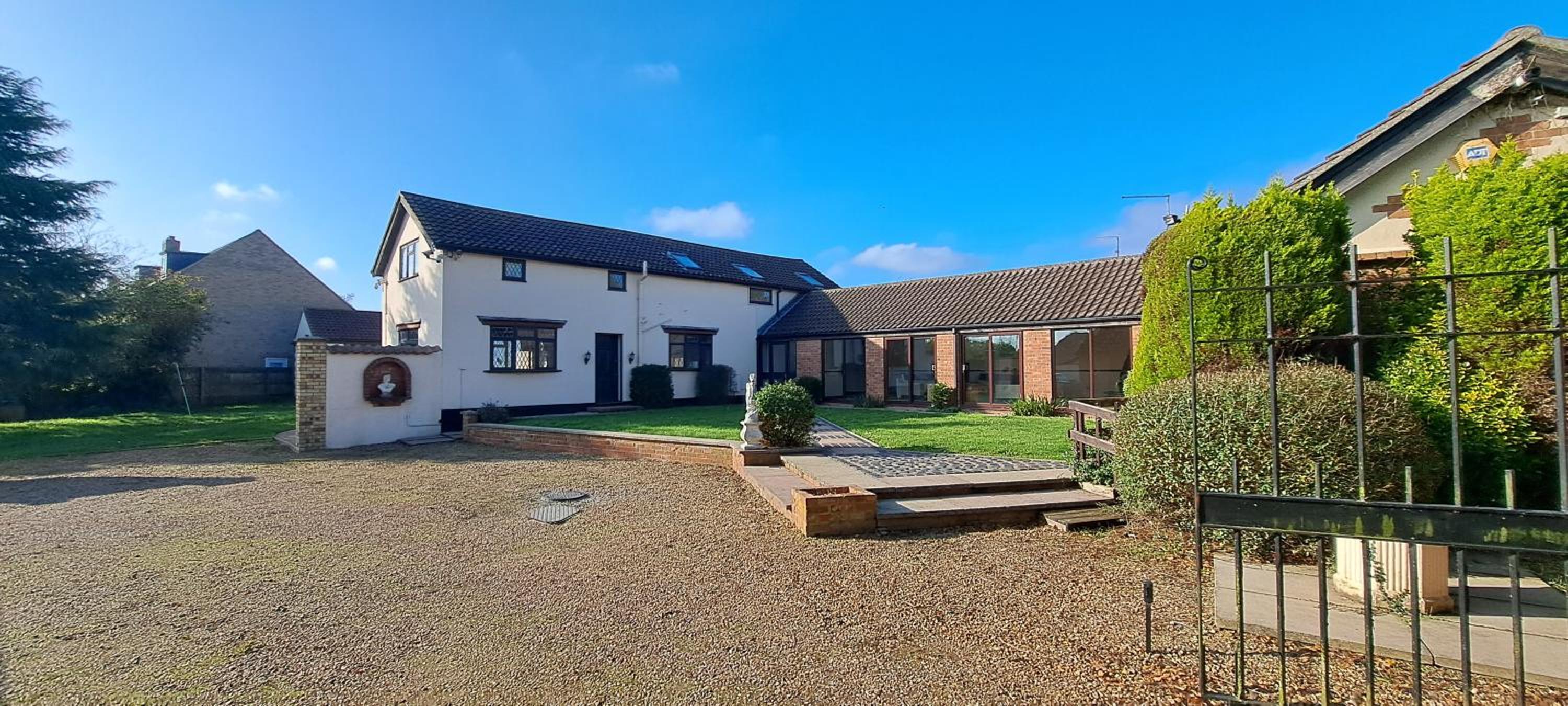Massive 4 bed with countryside views in Peterborough