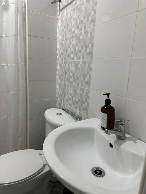Studio w projector Wifi Netflix and pool access in ADB Tower Ortigas CBD view 4