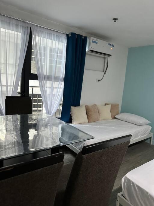Studio w projector Wifi Netflix and pool access in ADB Tower Ortigas CBD view 5
