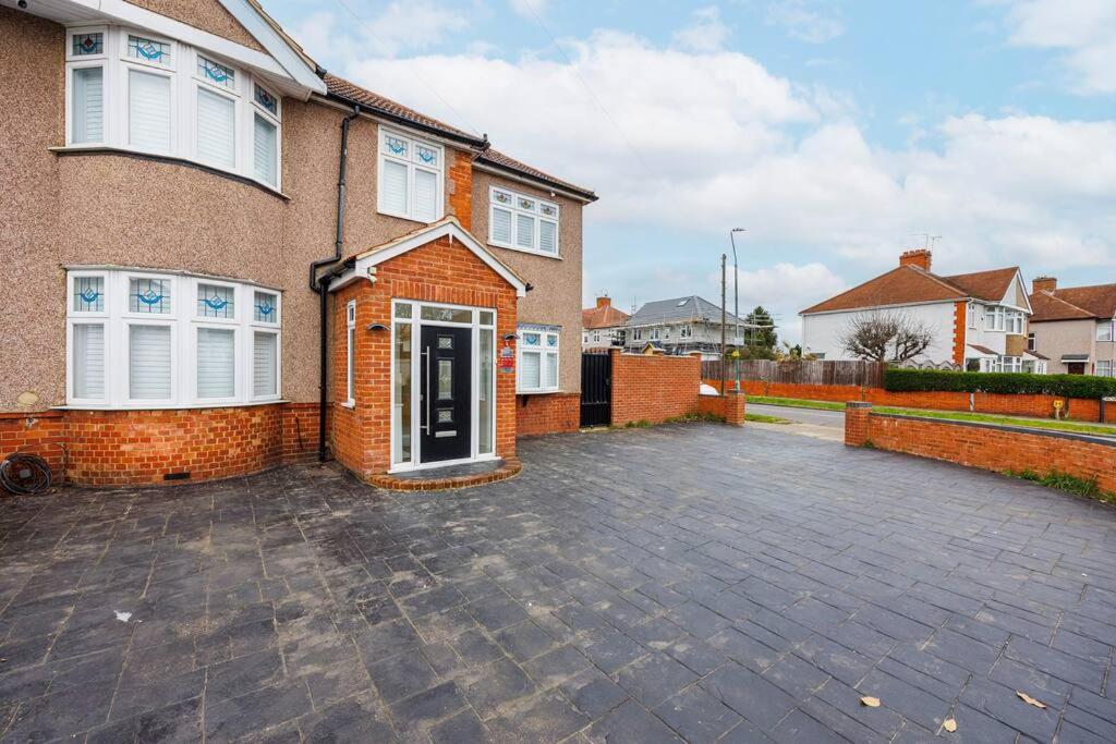 4 Bedroom Home, London, Games Room , Pool Table , Air Hockey Weekly & Monthly Offers by AV Stays Short Lets Sidcup with Free Parking