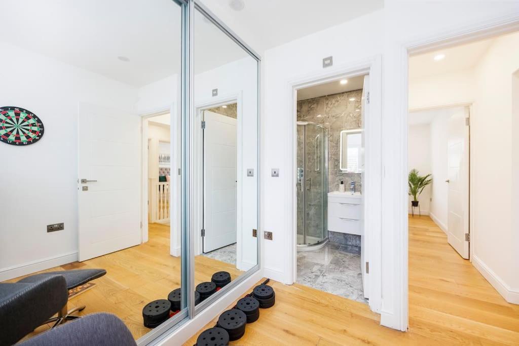 4 Bedroom Home, London, Games Room , Pool Table , Air Hockey Weekly & Monthly Offers by AV Stays Short Lets Sidcup with Free Parking