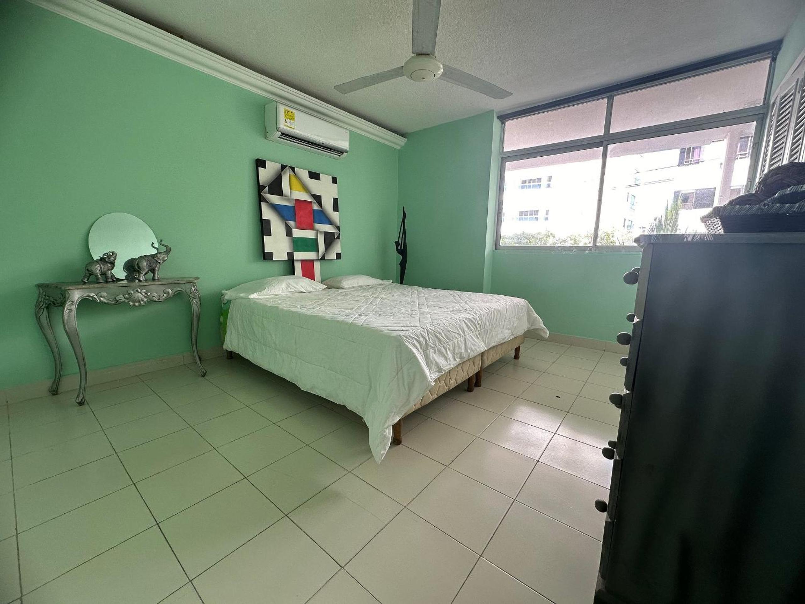 Amplios Apartamentos con Salida Directa al Mar en Laguito
