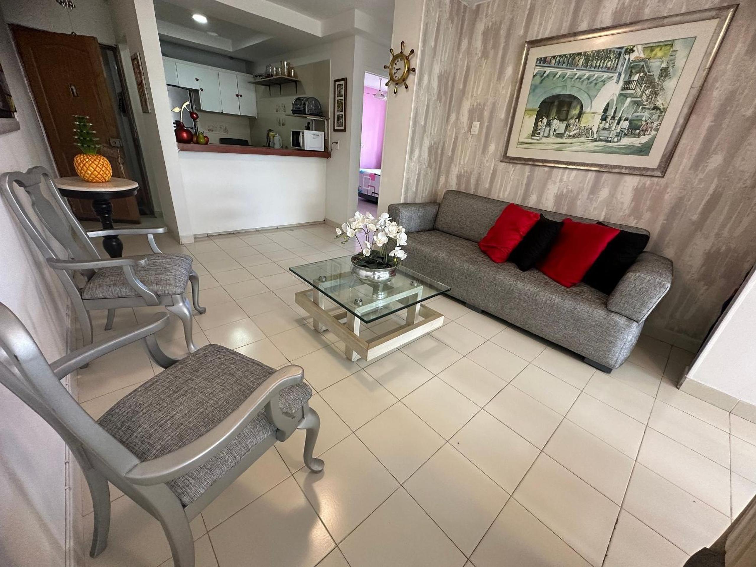 Amplios Apartamentos con Salida Directa al Mar en Laguito