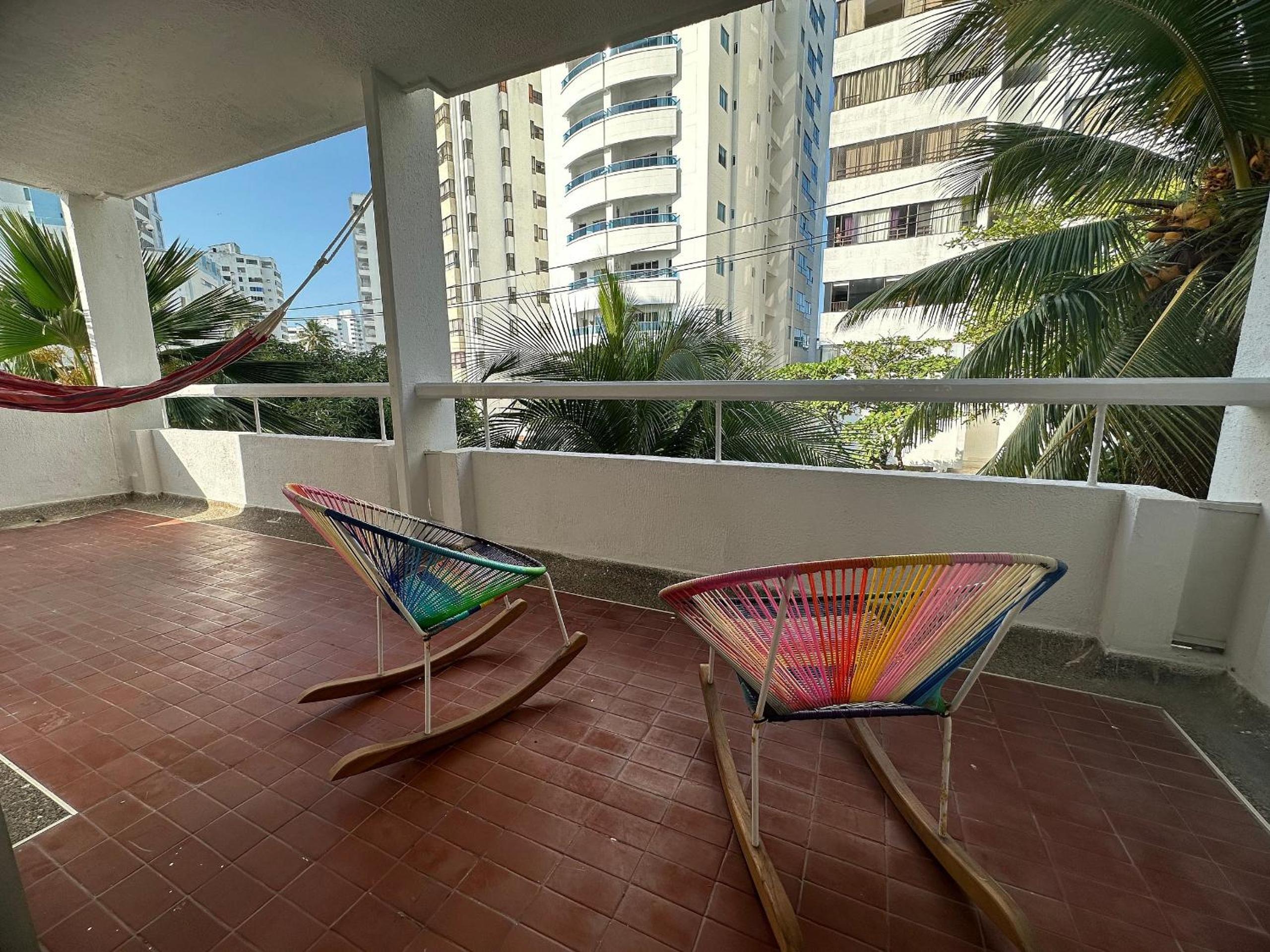 Amplios Apartamentos con Salida Directa al Mar en Laguito