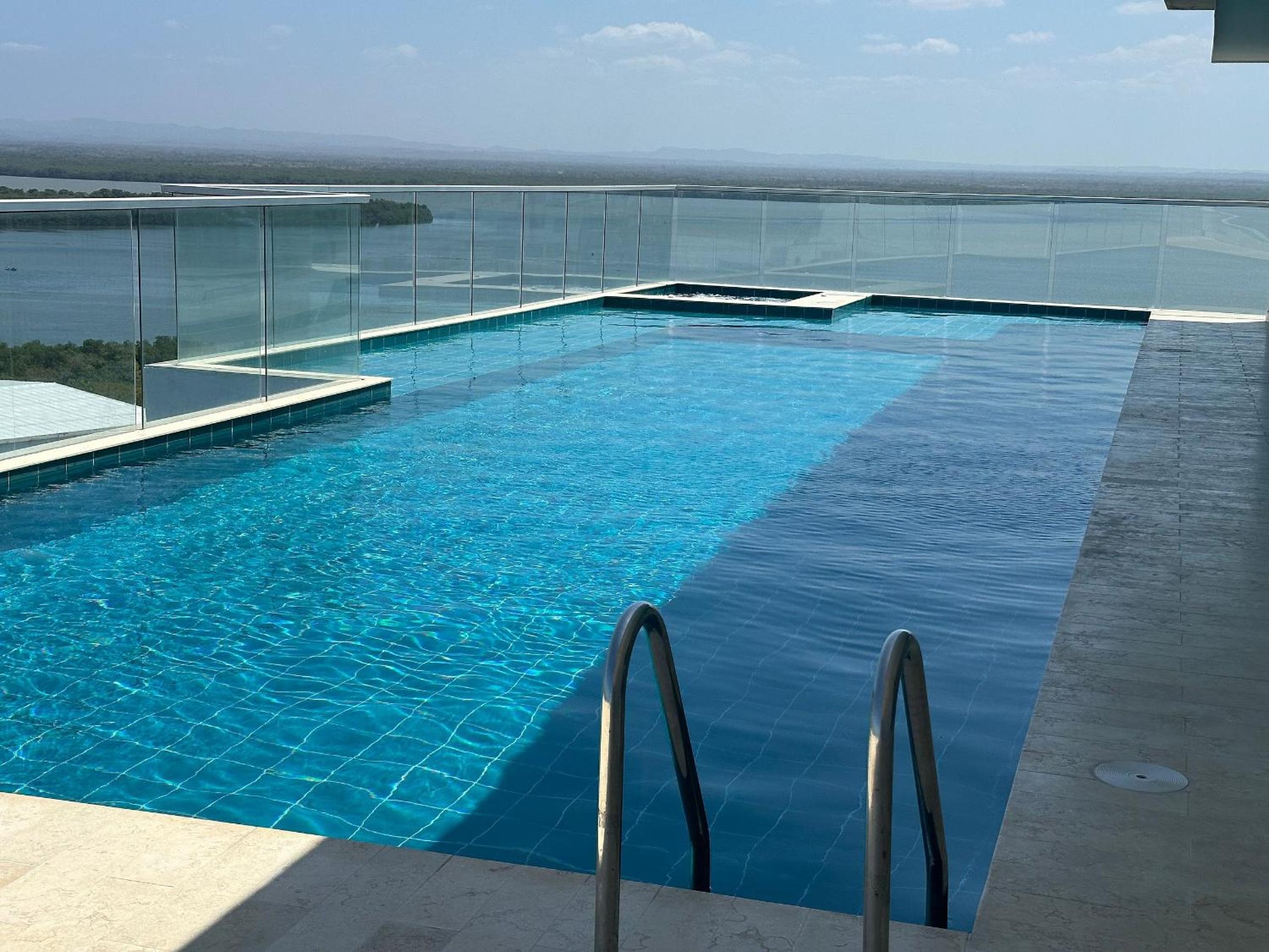Modernos Apartamentos a Pocos Pasos de Playa Azul y del Centro de Convenciones de Las Américas