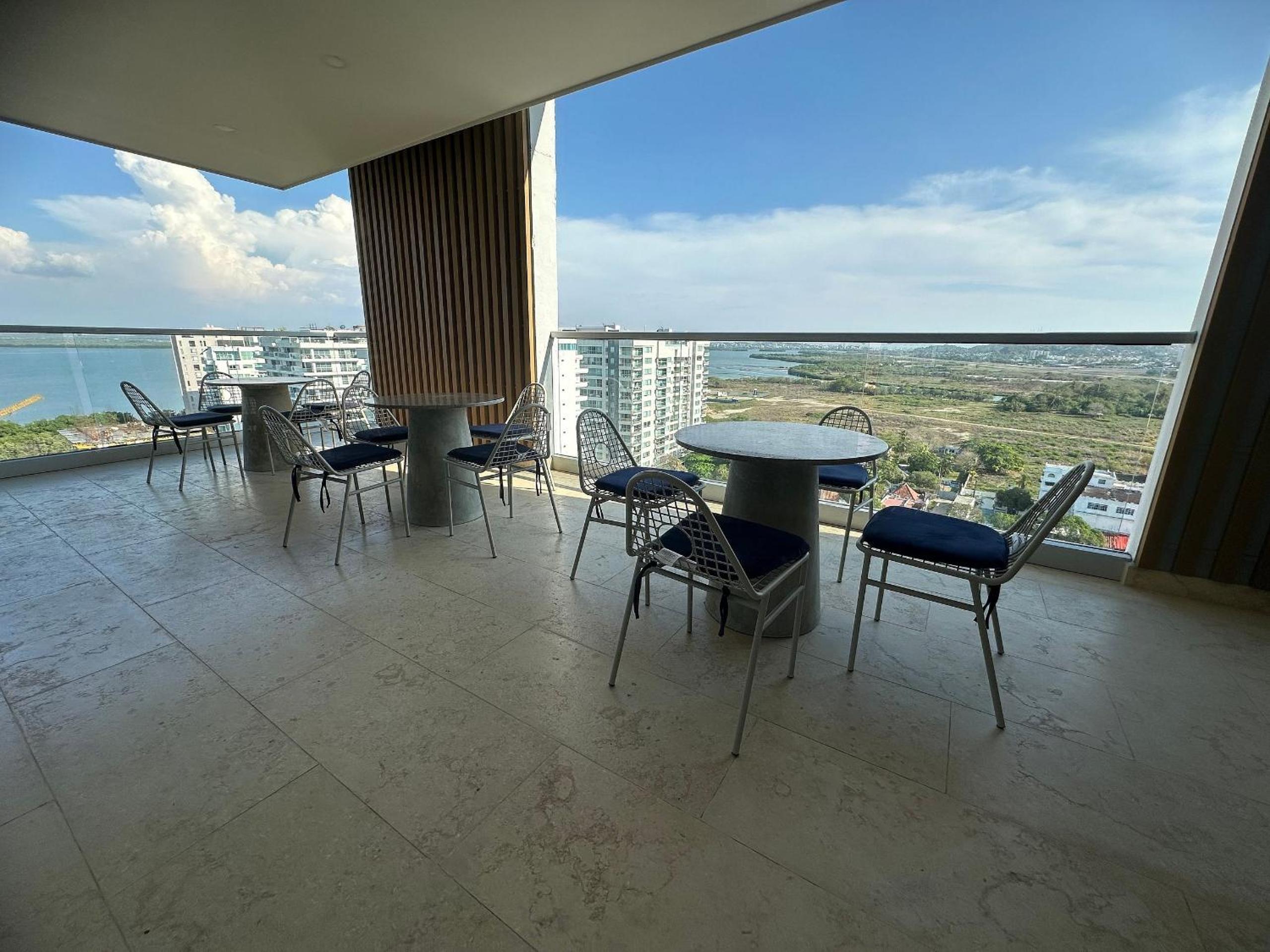 Modernos Apartamentos a Pocos Pasos de Playa Azul y del Centro de Convenciones de Las Américas