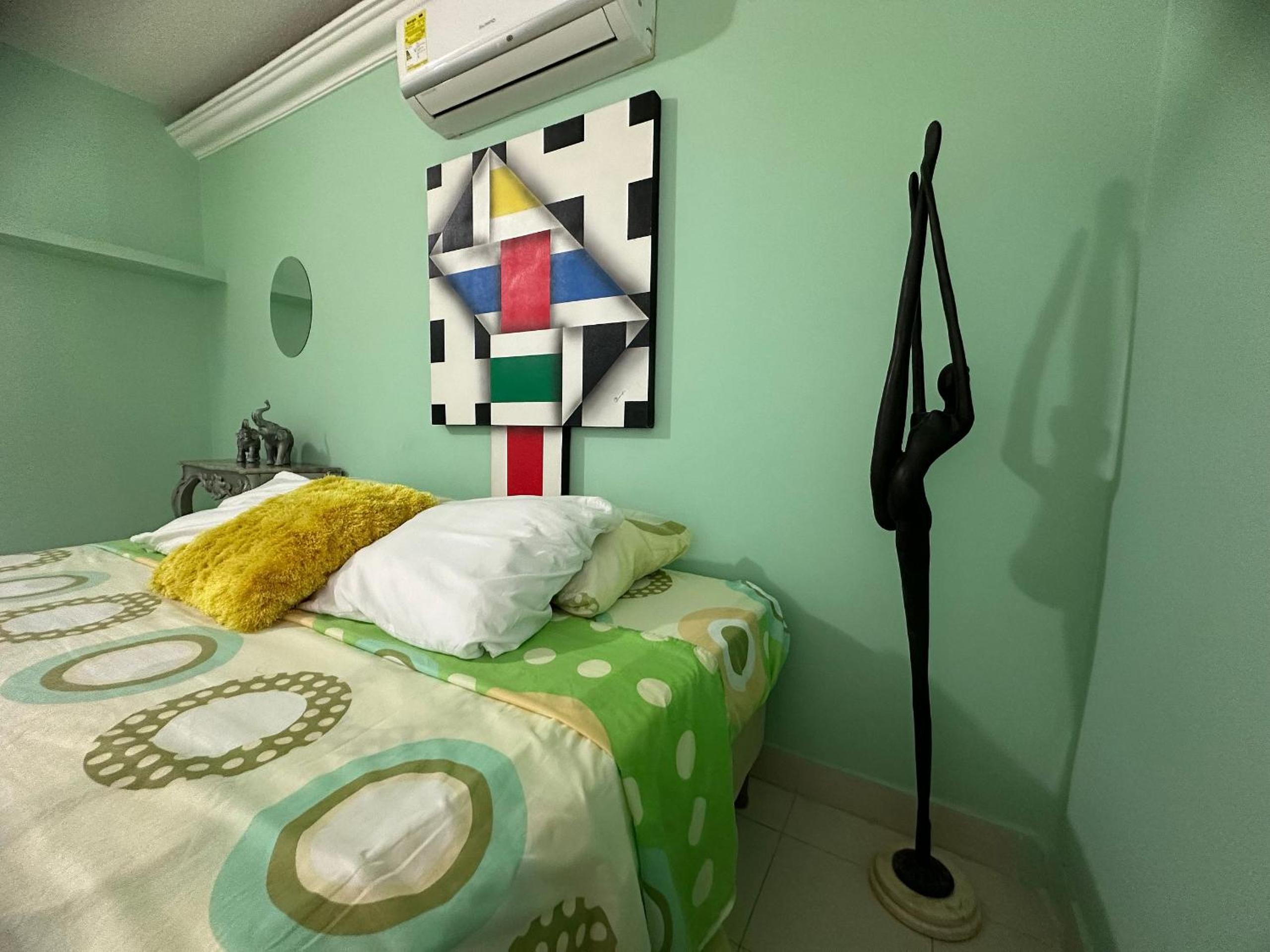 Amplios Apartamentos con Salida Directa al Mar en Laguito