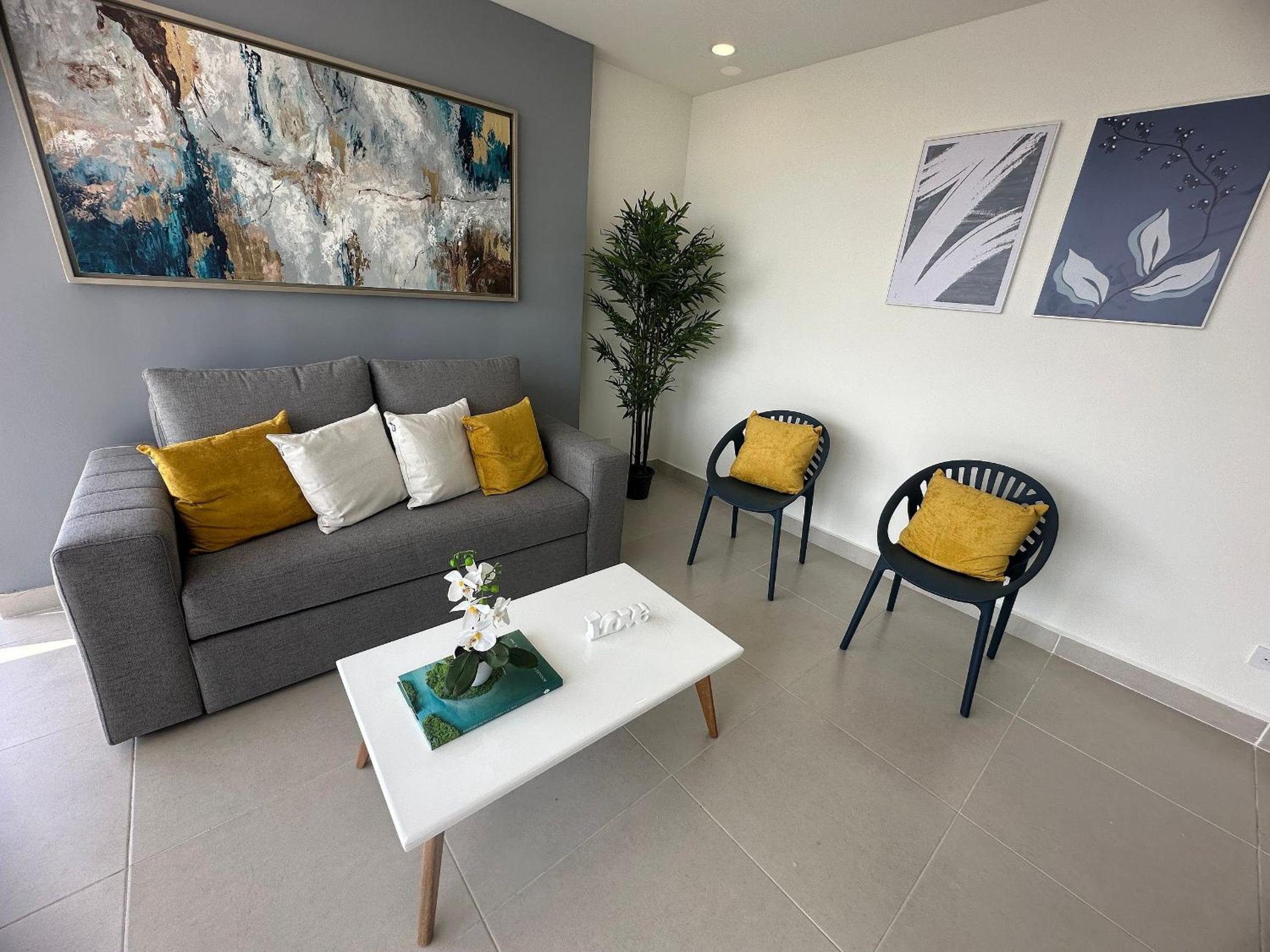 Modernos Apartamentos a Pocos Pasos de Playa Azul y del Centro de Convenciones de Las Américas