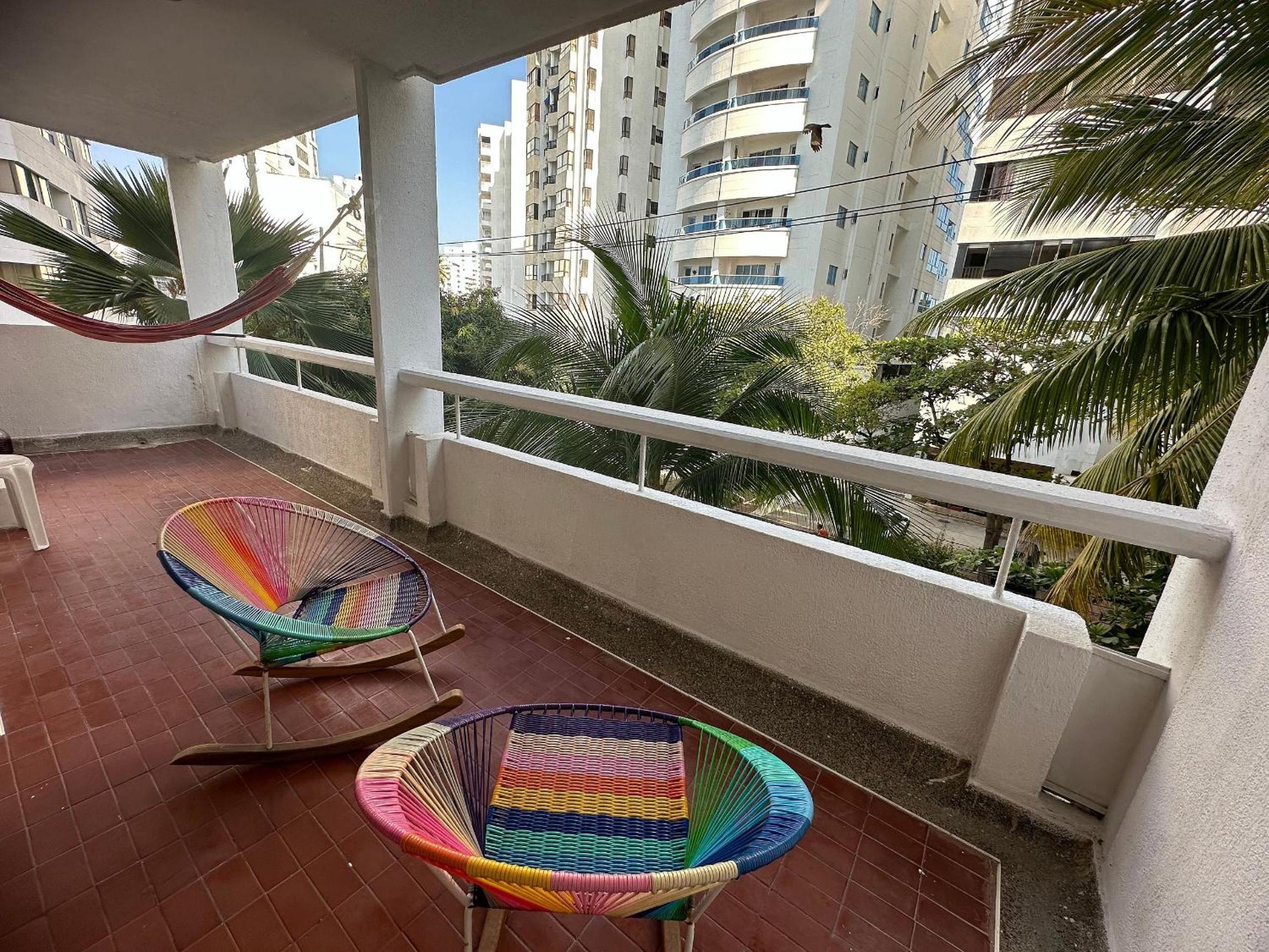 Amplios Apartamentos con Salida Directa al Mar en Laguito