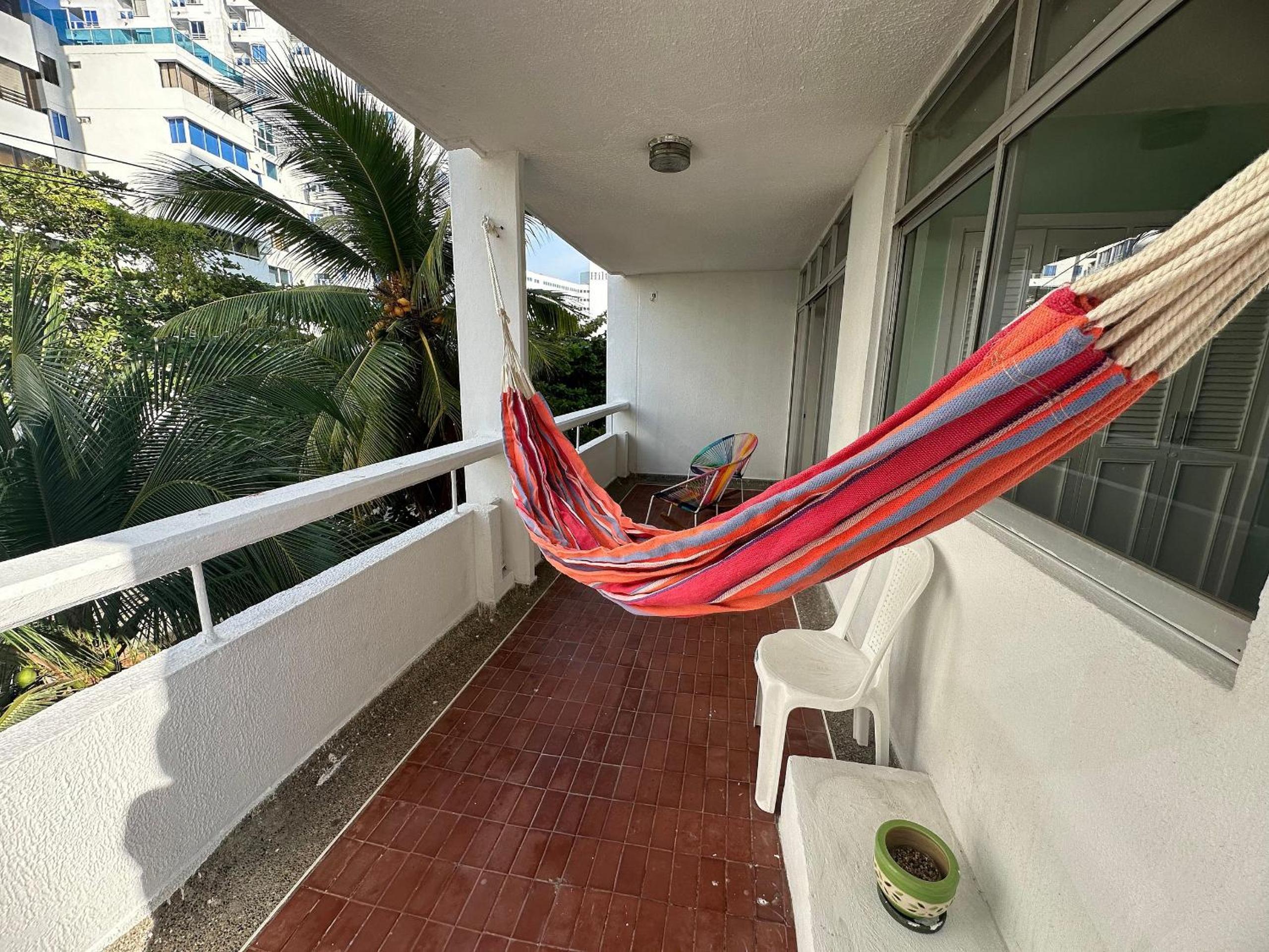 Amplios Apartamentos con Salida Directa al Mar en Laguito