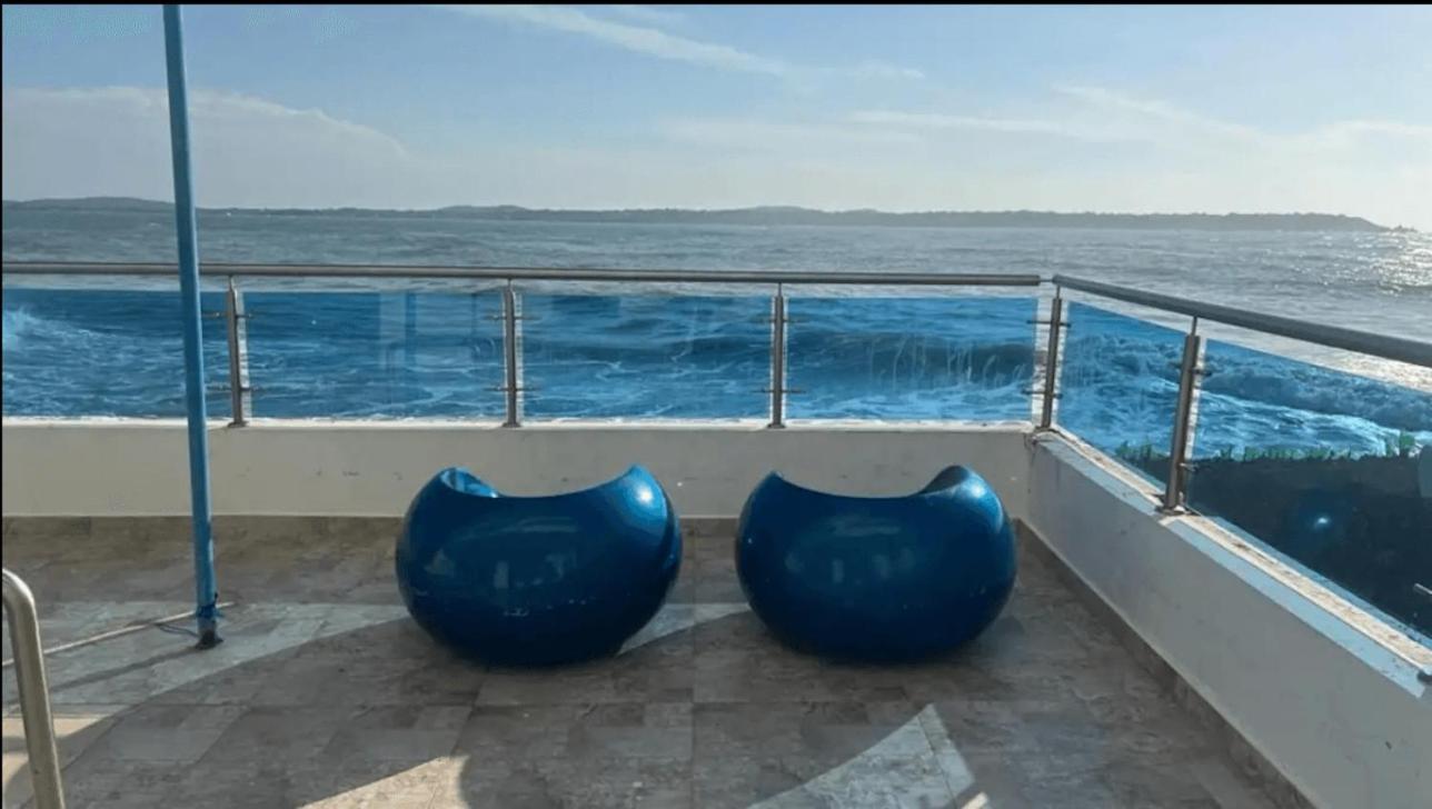 Amplios Apartamentos con Salida Directa al Mar en Laguito