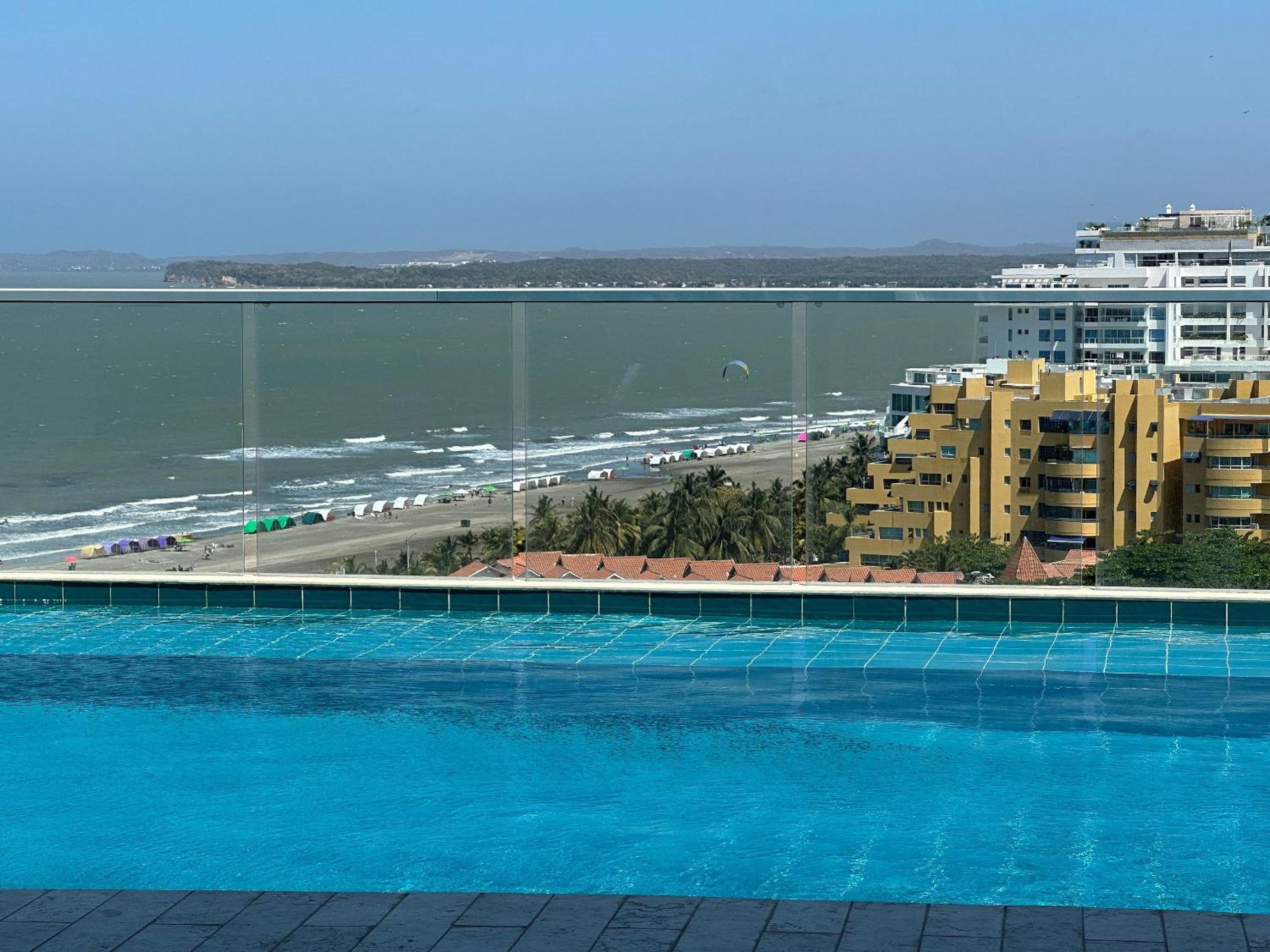 Modernos Apartamentos a Pocos Pasos de Playa Azul y del Centro de Convenciones de Las Américas