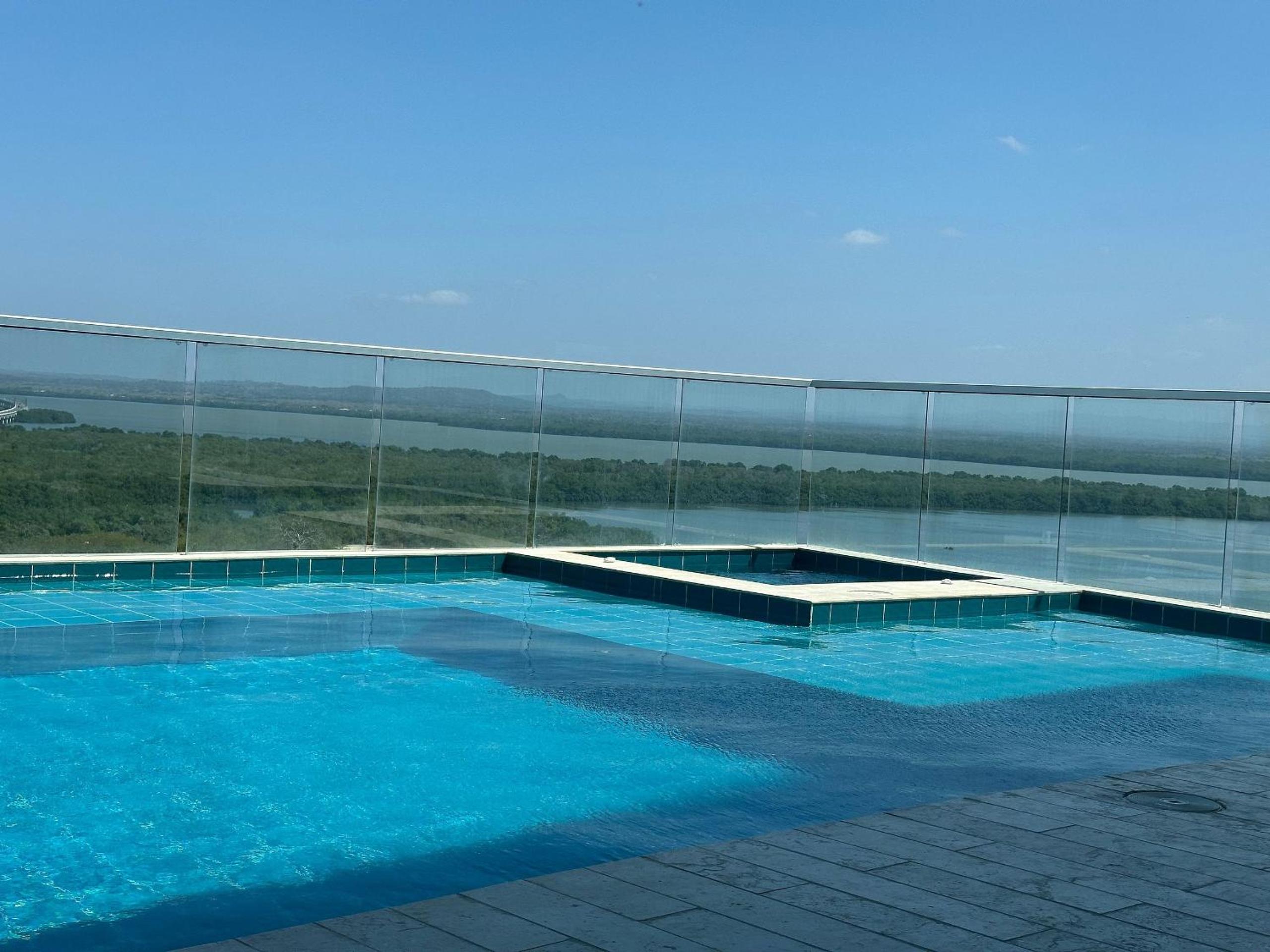 Modernos Apartamentos a Pocos Pasos de Playa Azul y del Centro de Convenciones de Las Américas