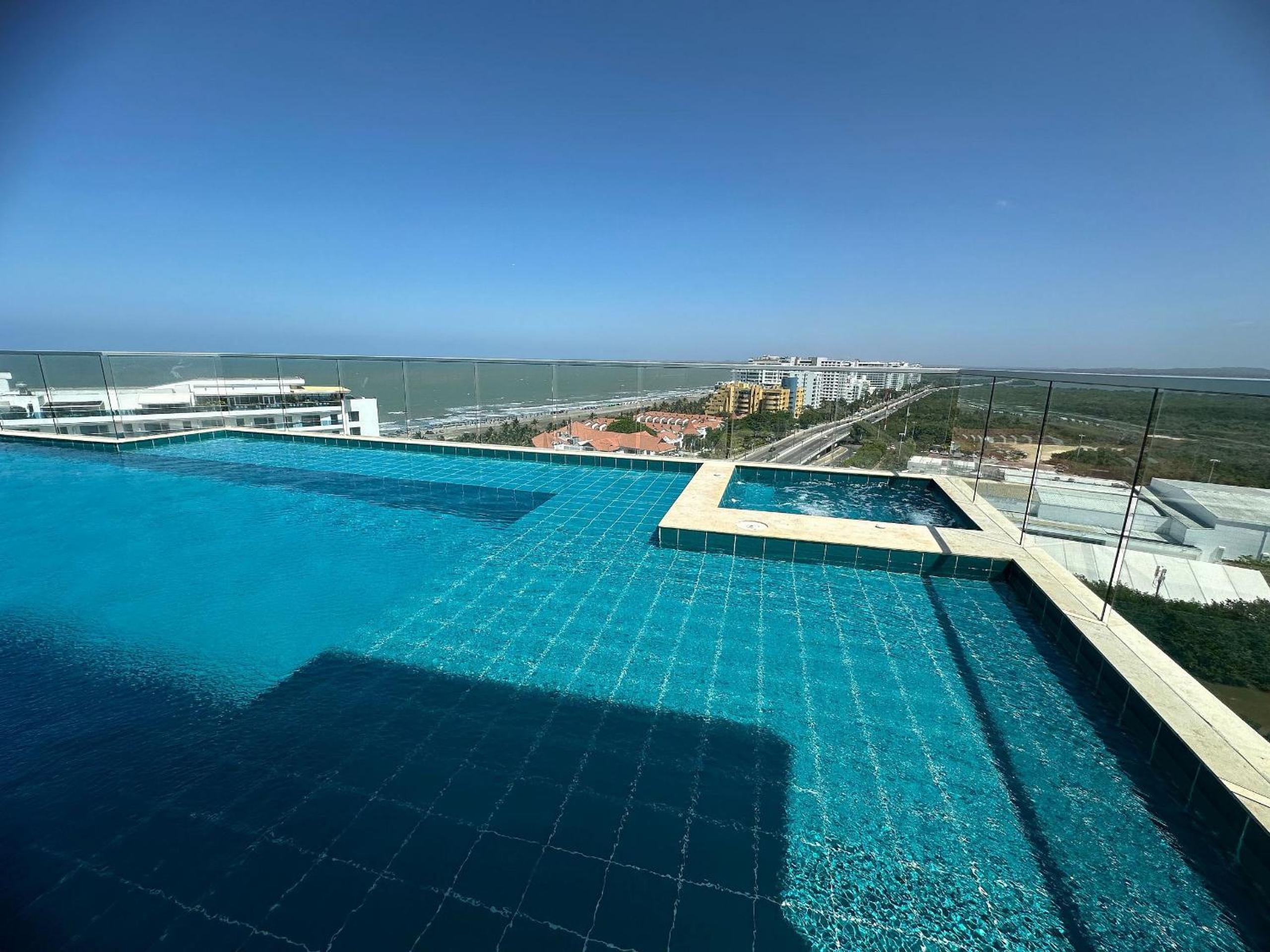 Modernos Apartamentos a Pocos Pasos de Playa Azul y del Centro de Convenciones de Las Américas