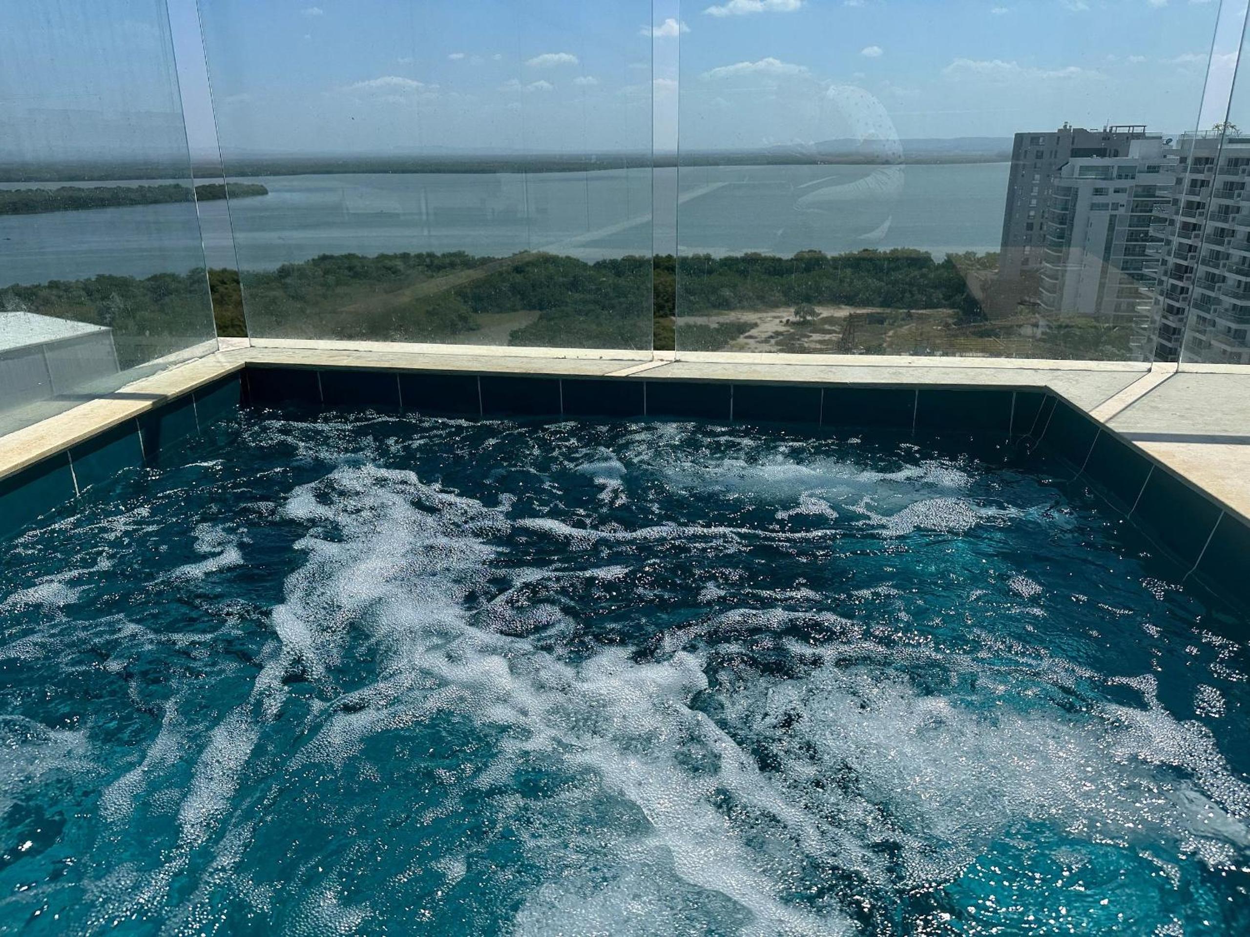 Modernos Apartamentos a Pocos Pasos de Playa Azul y del Centro de Convenciones de Las Américas