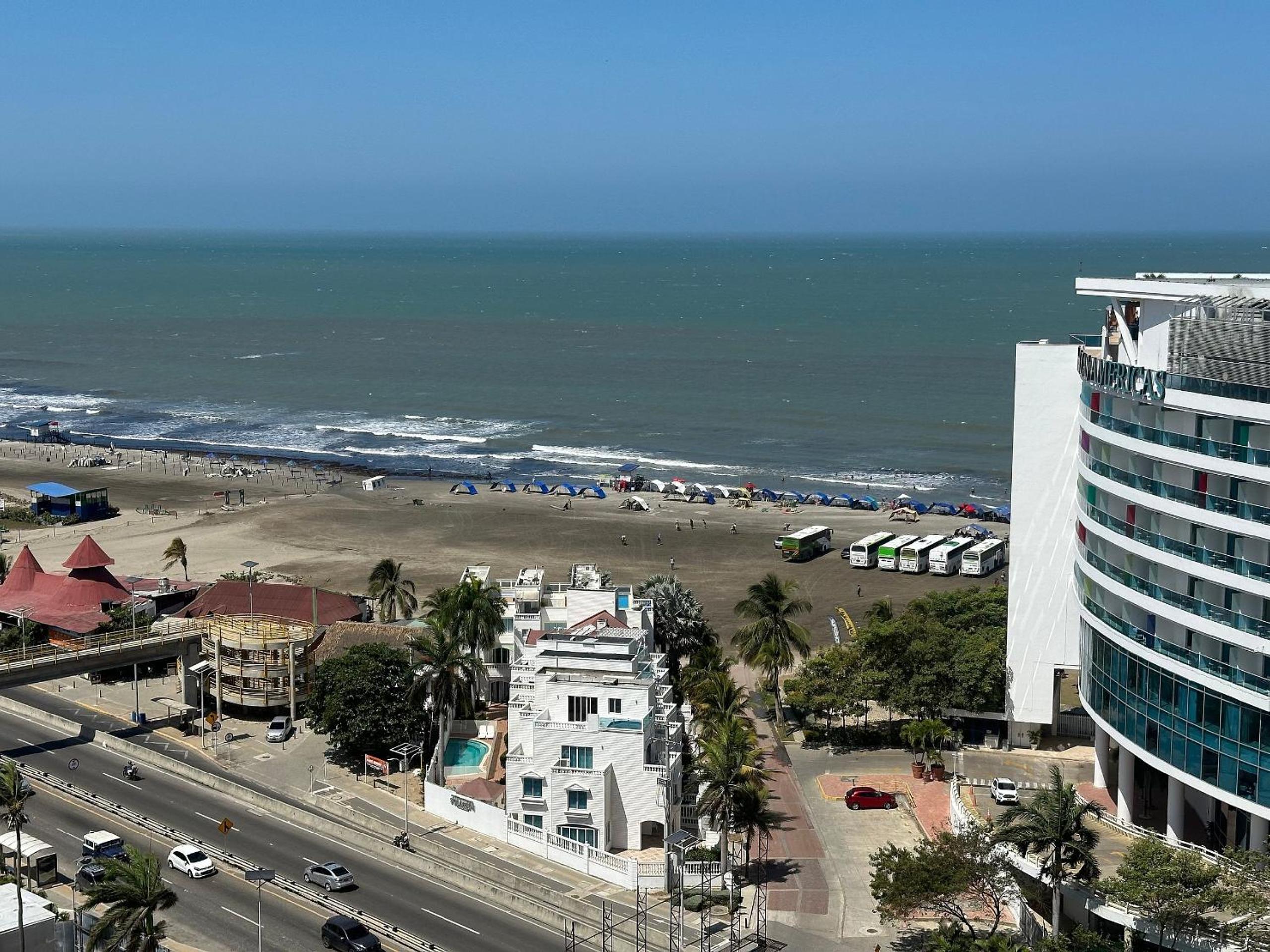 Modernos Apartamentos a Pocos Pasos de Playa Azul y del Centro de Convenciones de Las Américas