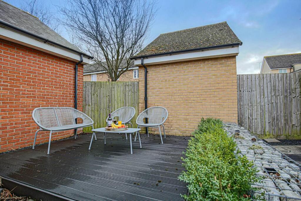 Luxury 5 Bedroom 3 Bathroom House - Smart TVs with Sky and Netflix, Super Fast WiFi, Free Parking by Yoko Property view 5
