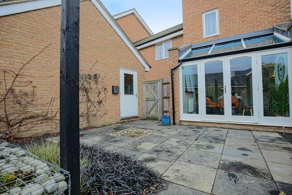 Luxury 5 Bedroom 3 Bathroom House - Smart TVs with Sky and Netflix, Super Fast WiFi, Free Parking by Yoko Property view 4