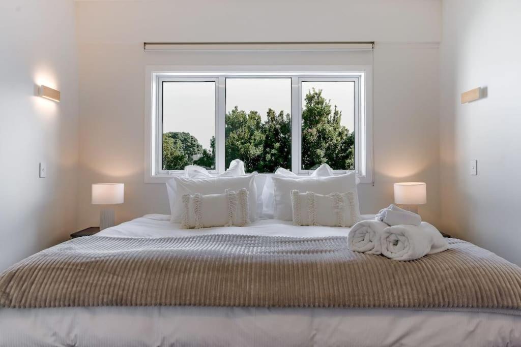 Sun Soaked 1 BD Full Kitchen Sea View view 2