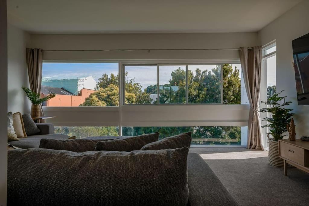 Sun Soaked 1 BD Full Kitchen Sea View view 3