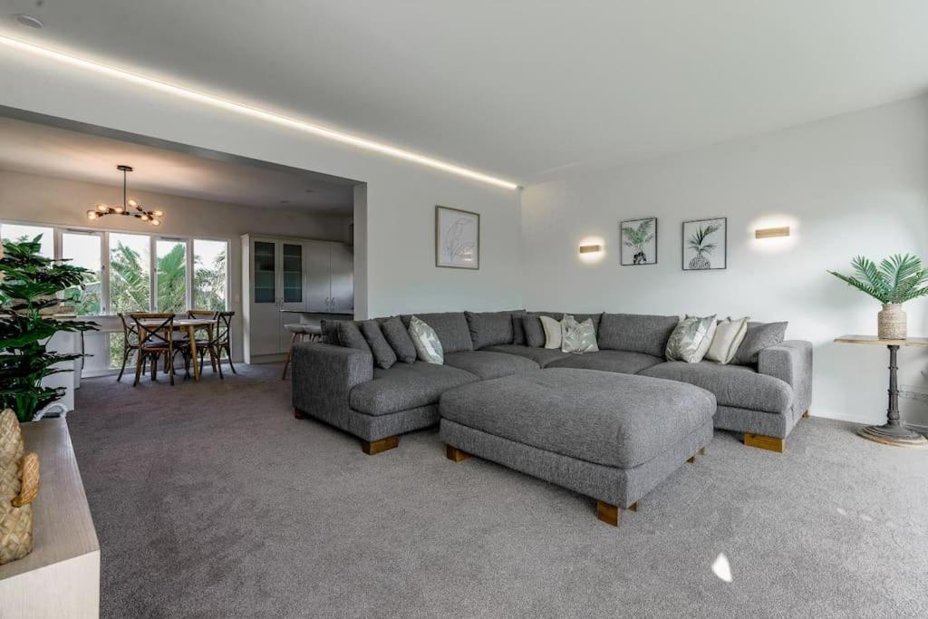 Sun Soaked 1 BD Full Kitchen Sea View view 4