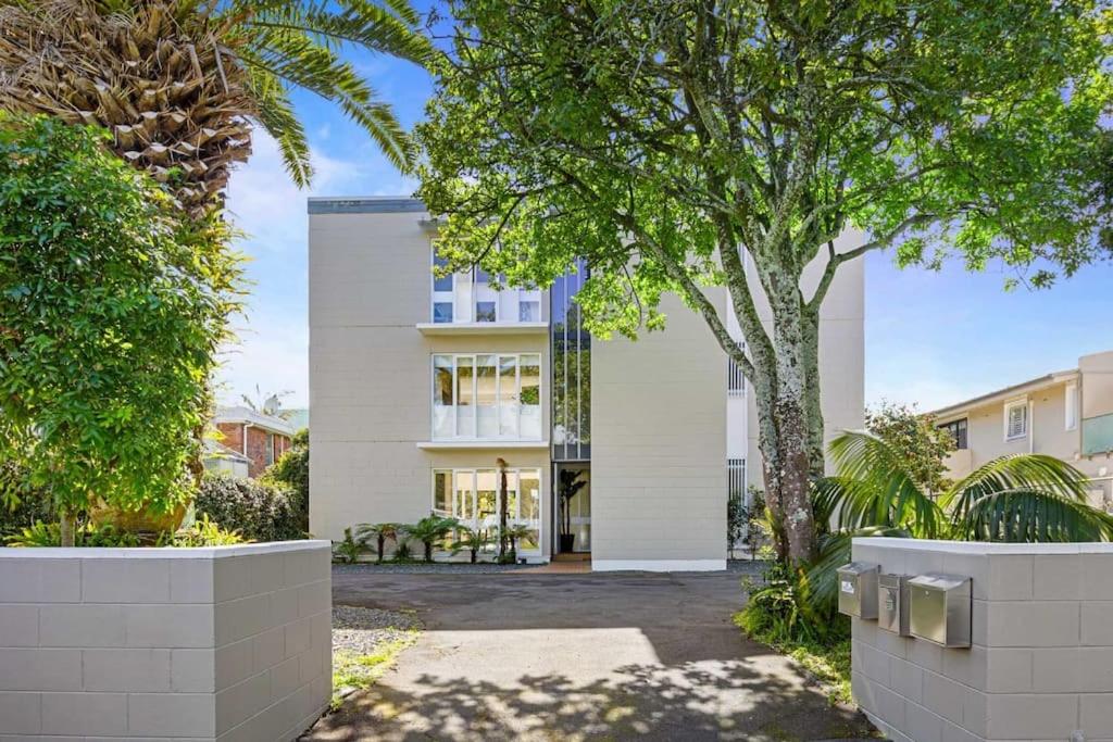 Sun Soaked 1 BD Full Kitchen Sea View view 5