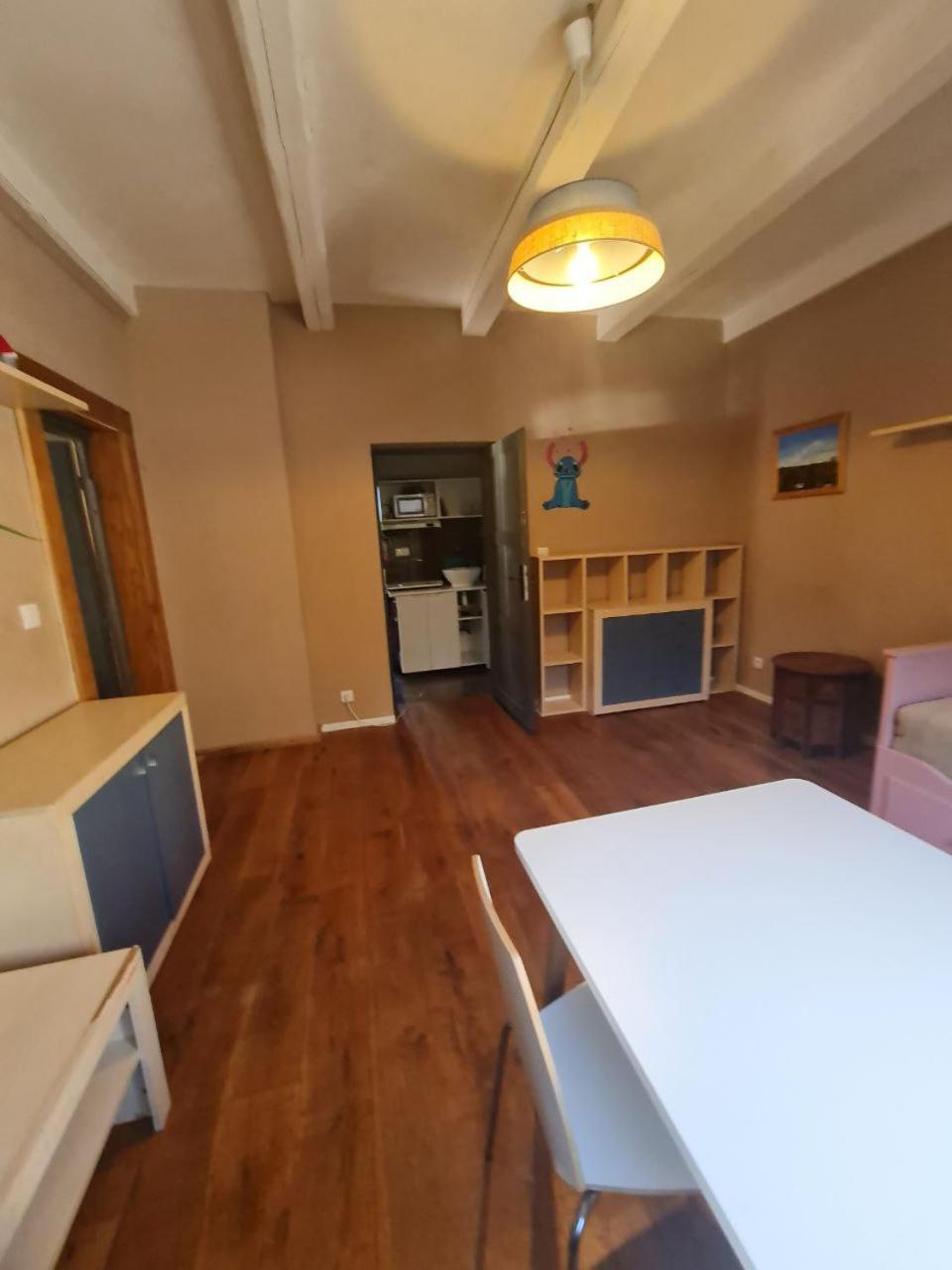 Guest Rooms in Private Home by Airport, Shared Bath, Non-Smoking, Contactless Check-in, No Staff, Quiet Stay, Short Stay