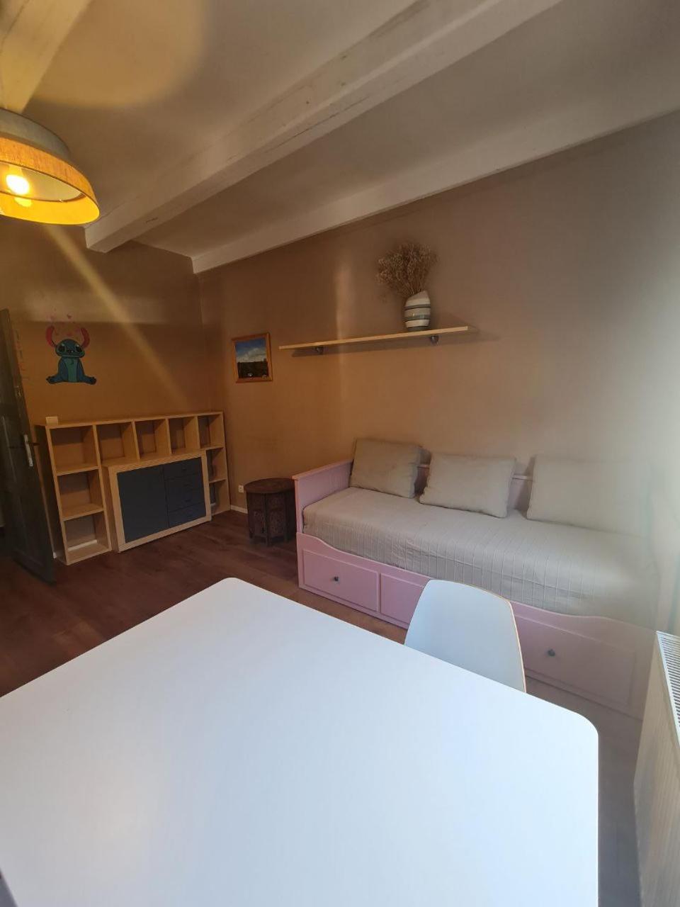 Guest Rooms in Private Home by Airport, Shared Bath, Non-Smoking, Contactless Check-in, No Staff, Quiet Stay, Short Stay