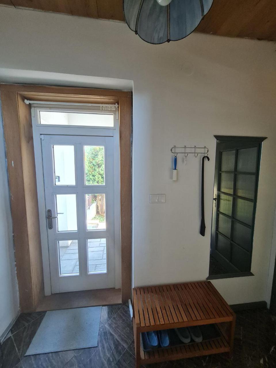 Guest Rooms in Private Home by Airport, Shared Bath, Non-Smoking, Contactless Check-in, No Staff, Quiet Stay, Short Stay
