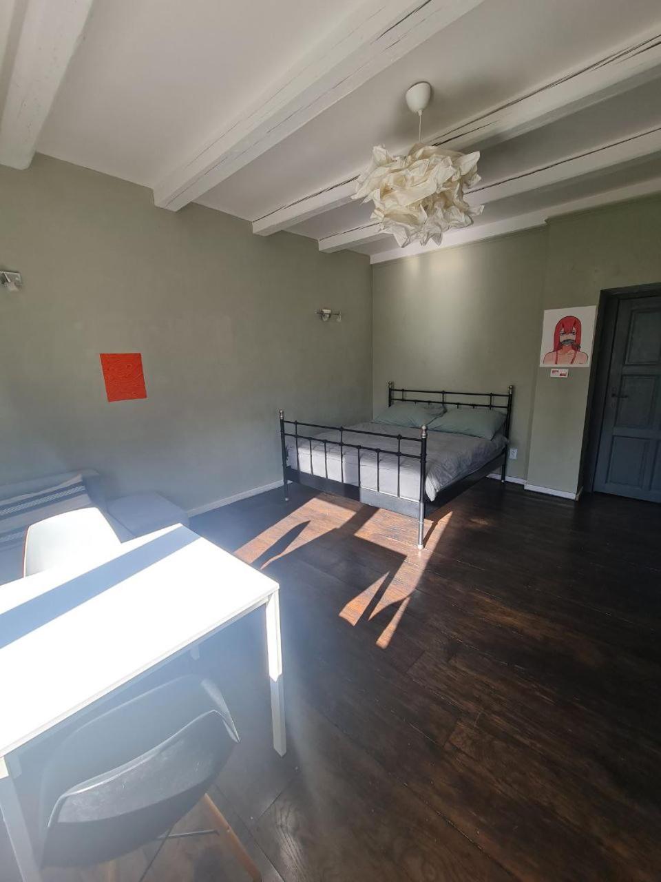Guest Rooms in Private Home by Airport, Shared Bath, Non-Smoking, Contactless Check-in, No Staff, Quiet Stay, Short Stay