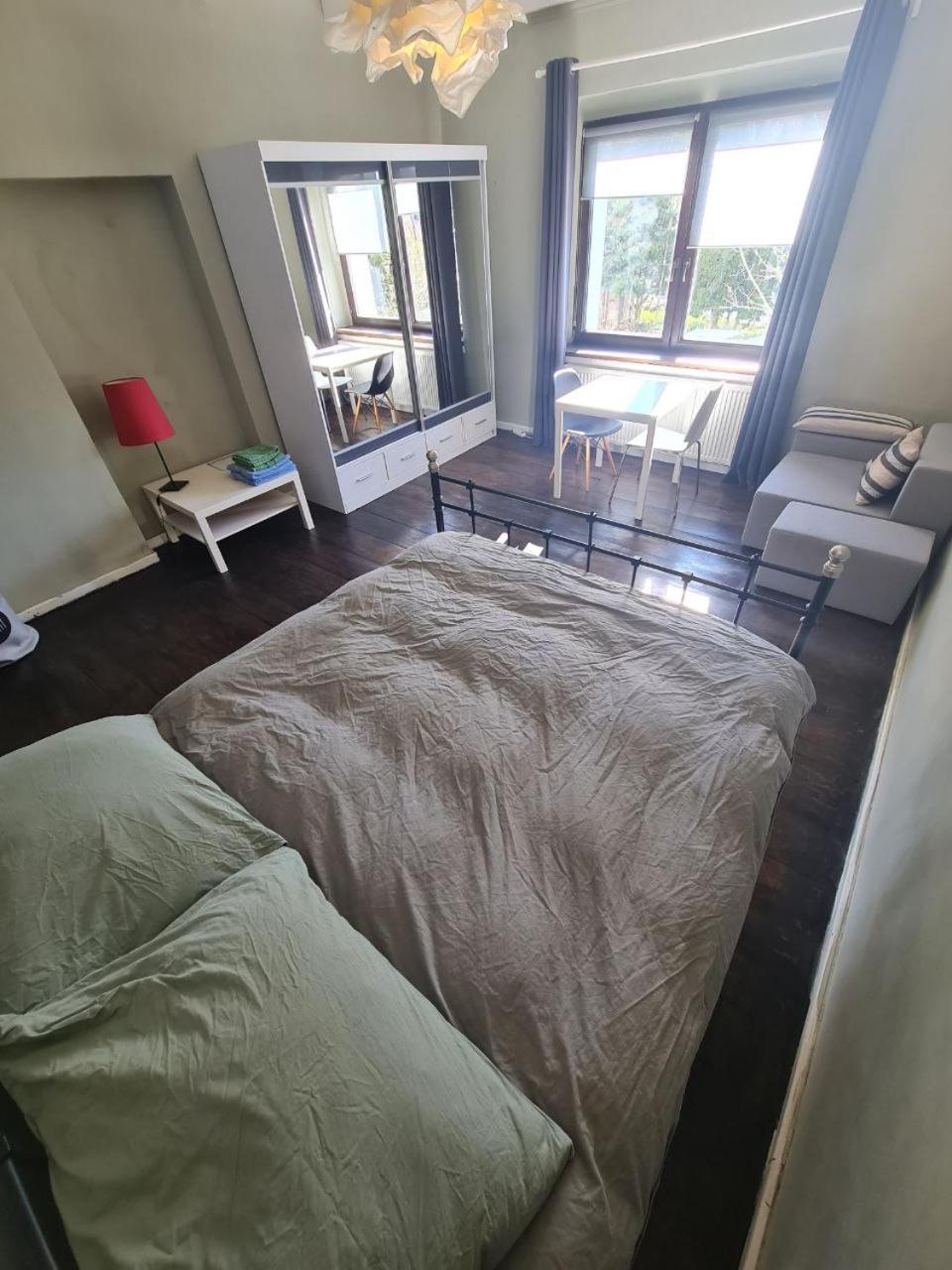 Guest Rooms in Private Home by Airport, Shared Bath, Non-Smoking, Contactless Check-in, No Staff, Quiet Stay, Short Stay