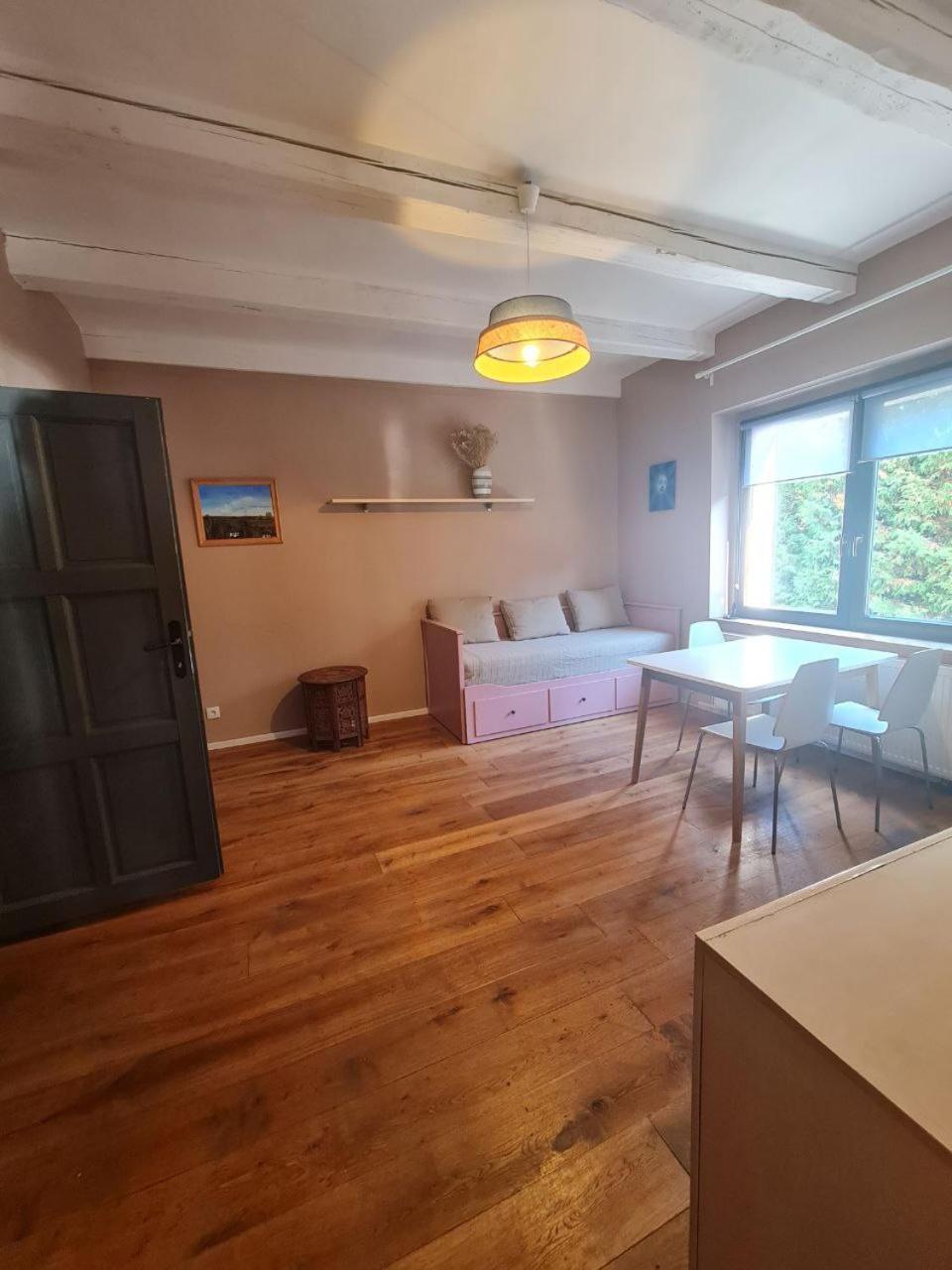 Guest Rooms in Private Home by Airport, Shared Bath, Non-Smoking, Contactless Check-in, No Staff, Quiet Stay, Short Stay
