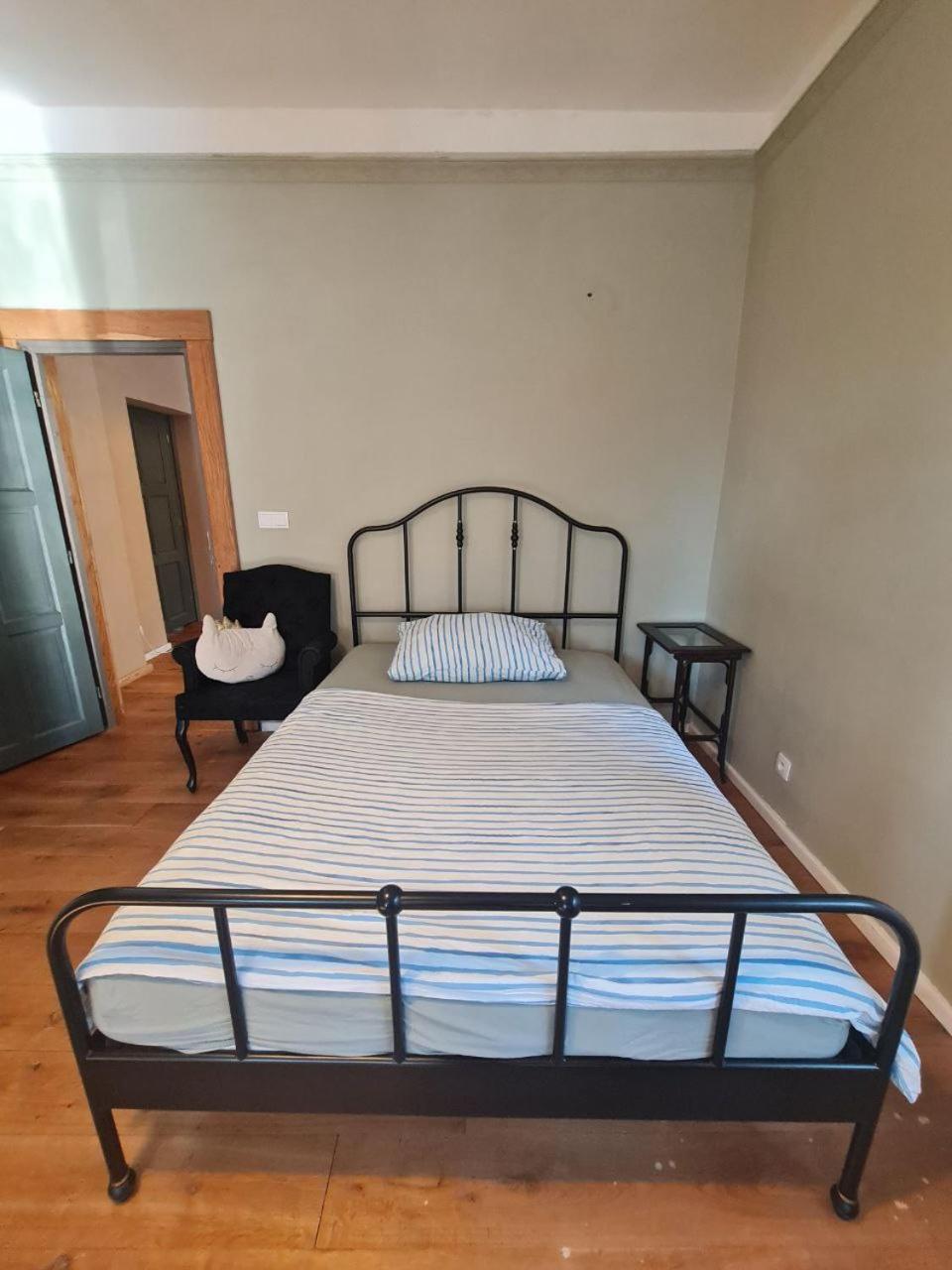 Guest Rooms in Private Home by Airport, Shared Bath, Non-Smoking, Contactless Check-in, No Staff, Quiet Stay, Short Stay