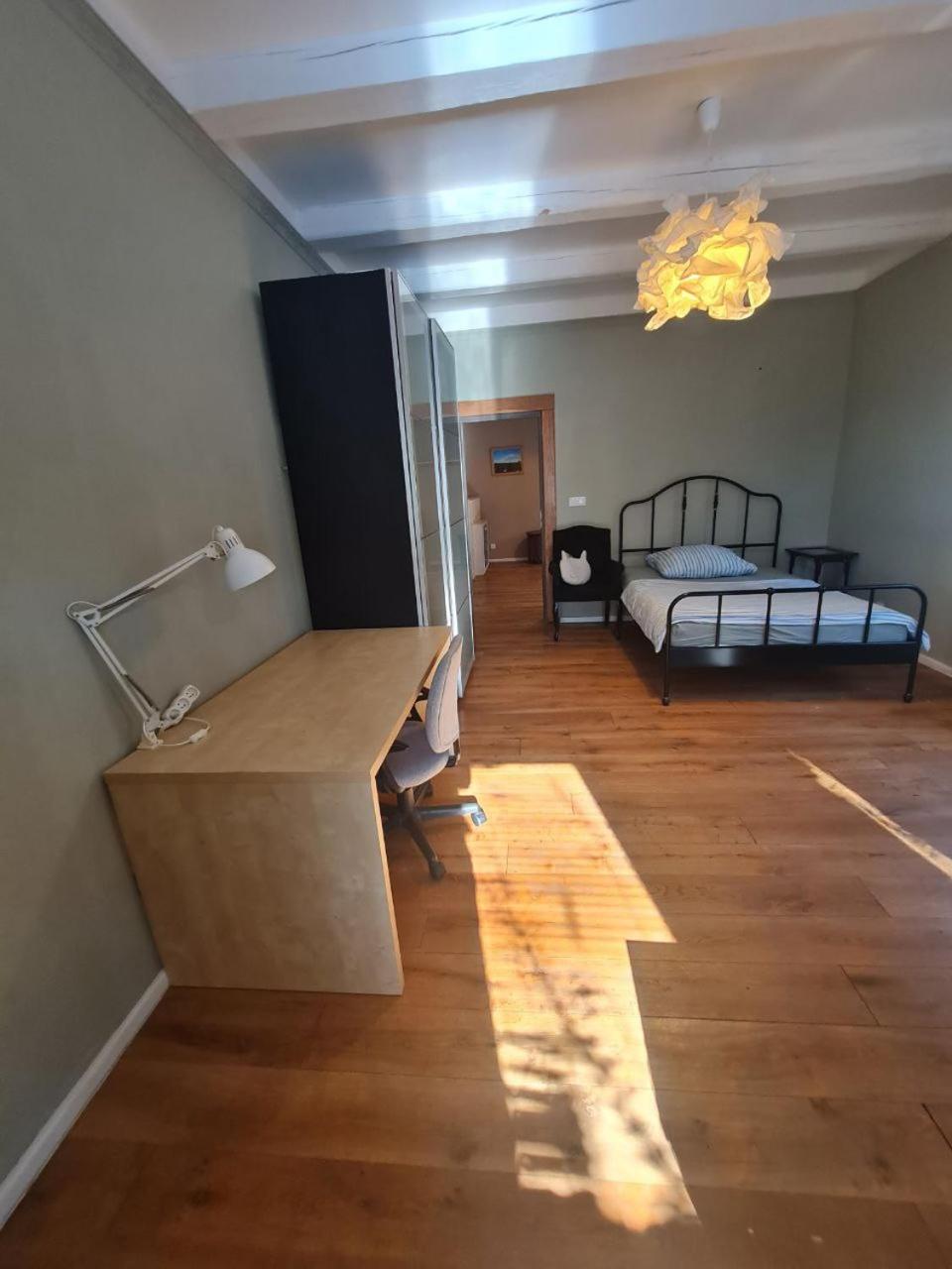 Guest Rooms in Private Home by Airport, Shared Bath, Non-Smoking, Contactless Check-in, No Staff, Quiet Stay, Short Stay